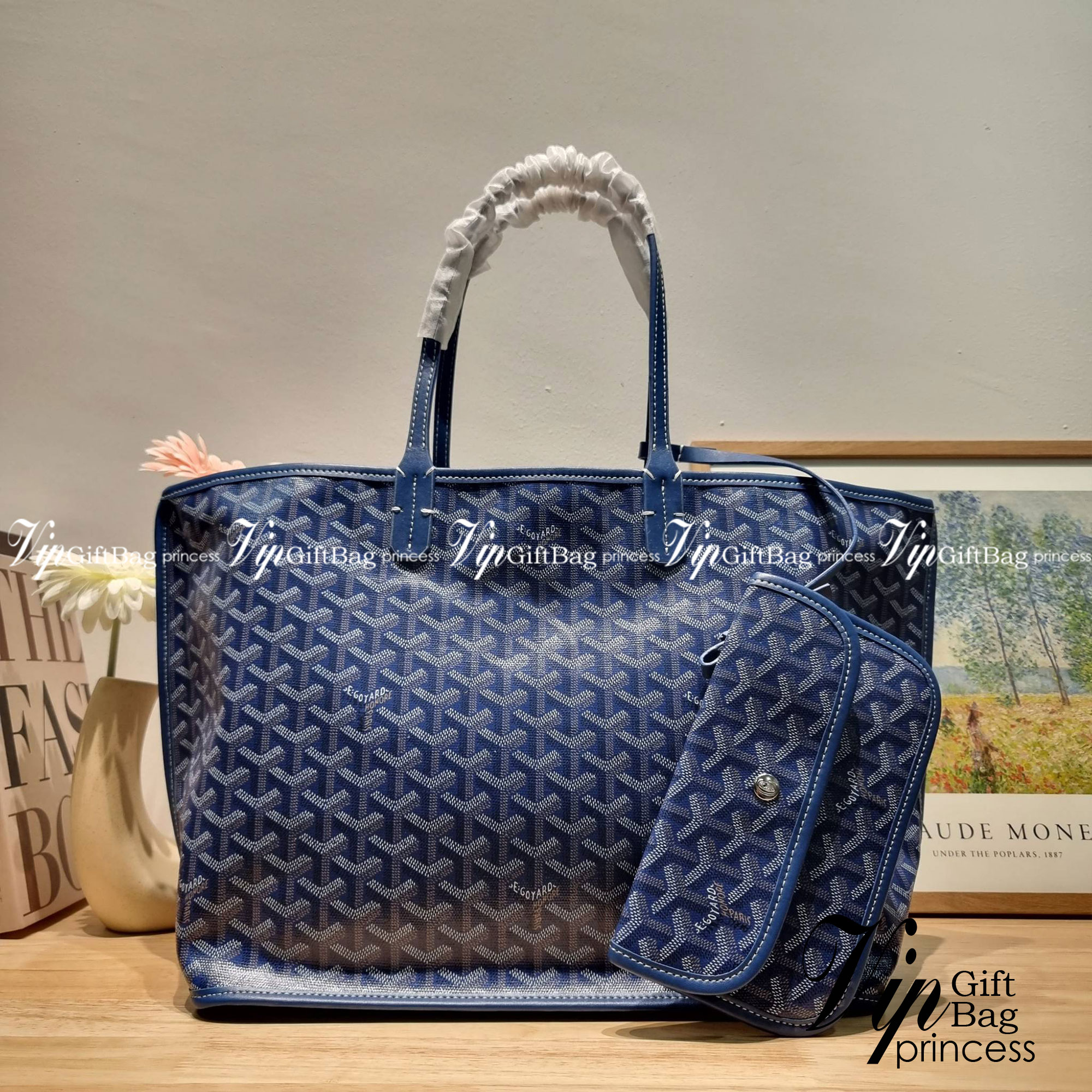 OYARD ANJOU REVERSIBLE TOTE ฮอตไอเท็ม กับกระเป๋าสะพายทรงโท้ท ใบใหญ่จุใจ!! มาครบสีขายดี เลิศทุกสี รูปทรงคลาสสิค ดีไซน์เป็นเอกลักษณ์ ใช้งานได้หลากหลาย สามารถกลับด้านใช้ได้แบบไม่มีเบื่อ วัสดุหนังแคนวาสพิมพ์ลายสวยคม
