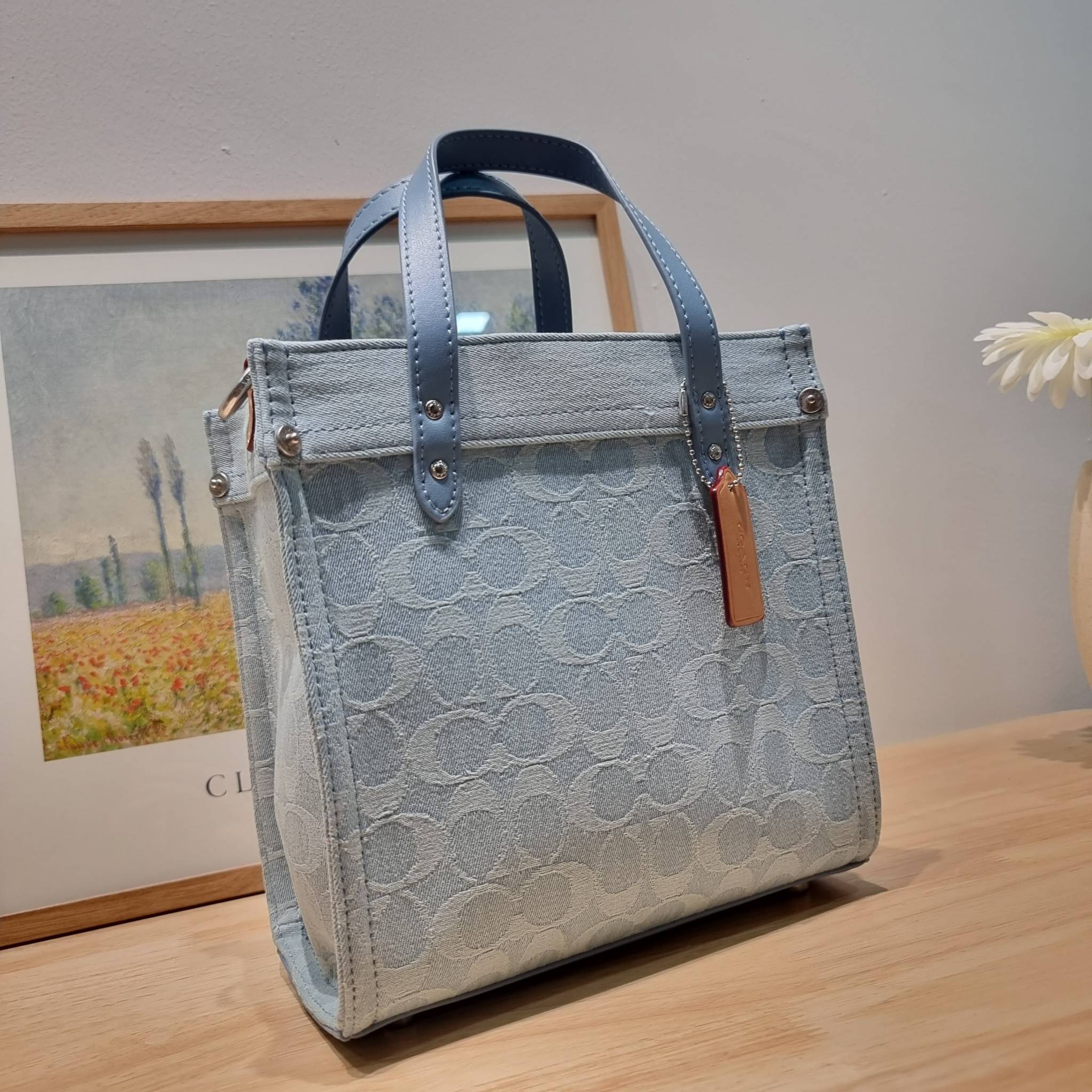 COACH FIELD TOTE 22 IN SIGNATURE DENIM / CJ853 คอลเลคชั่นใหม่ พร้อมสีใหม่ยังไม่เข้าไทย ให้ทุกคนได้มีสวยก่อนใครไปเลย!! กับกระเป๋าทรงโท้ท ไซส์กำลังสวย ดีเทลปั๊มผิวเต็มใบ ดูดี มี texture บวกกับสายสะพายสปอร์ตสีตัดกับกระเป๋า