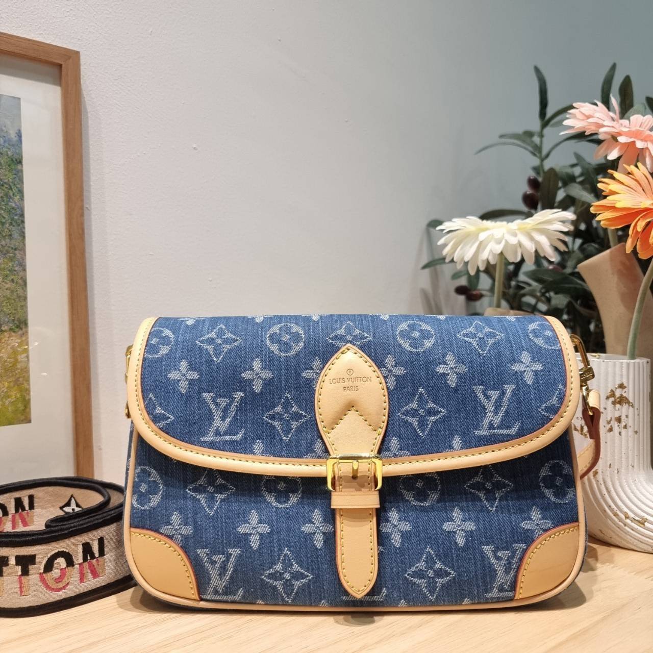 LV diane monogram denim bag กระเป๋ามัลติฟังก์ชั่น ดีไซน์ใหม่ ออกมาได้น่ารักน่าใช้มากๆ สียีนส์สวยมีเสน่ห์ มีสายมาให้ถึง 2 แบบ สายหนังคล้องไหล่ได้ ปรับสะพายข้างได้ และสายสปอร์ตครอสบอดี้ได้