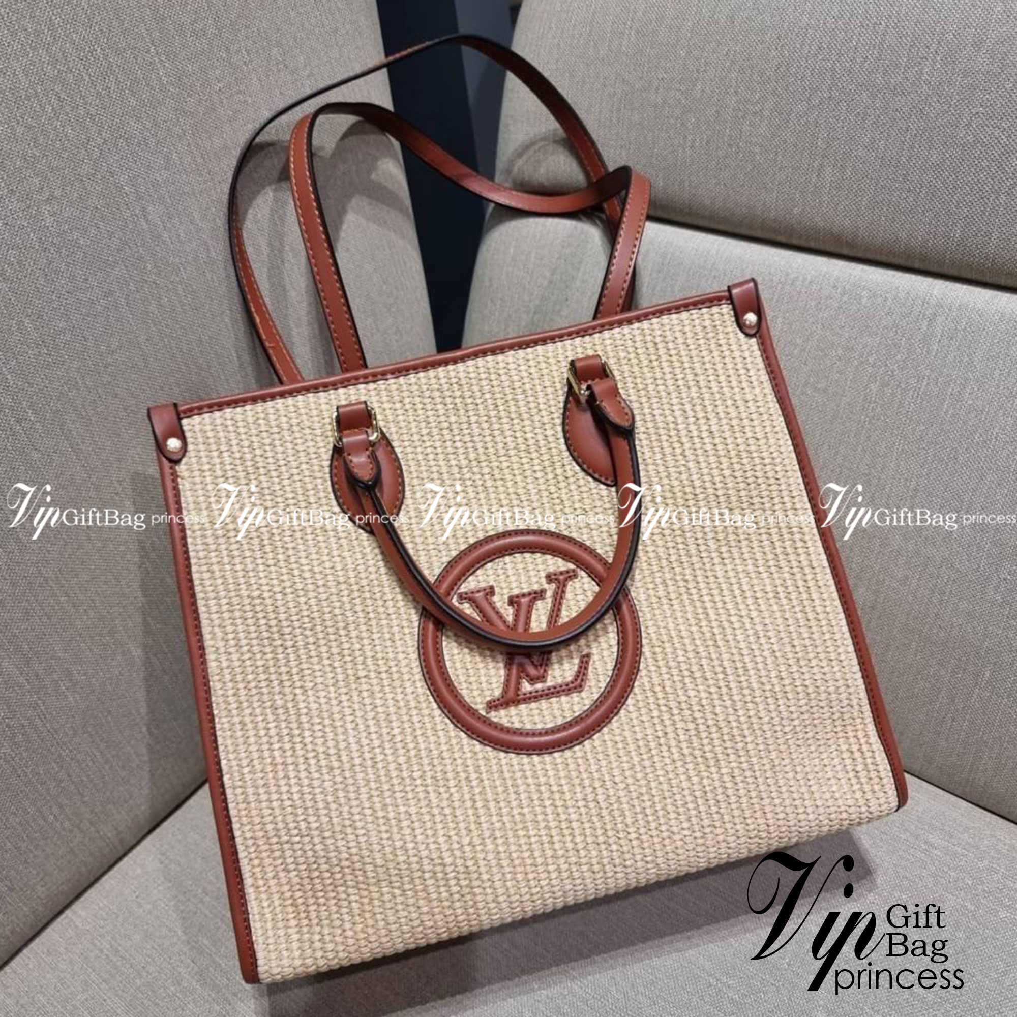 VIP 🥂 LV RAFFIA TOTE BAG ไอเท็มเอ็กซ์คลูซีพใหม่ล่าสุดก่อนใคร กระเป๋าสะพายใบใหญ่รุ่นลิมิเต็ด หายาก ด้วยวัสดุสังเคราห์จากธรรมชาติ สานเต็มใบออกมาเป็นลวดลายสวยงาม และยังโดดเด่นด้วยโลโก้ สีโทนอุ่น ทำให้ไอเท็มนี้ ดูดีน่าค้นหา ด้วยทรงโท้ทที่ทำให้สามารถจั