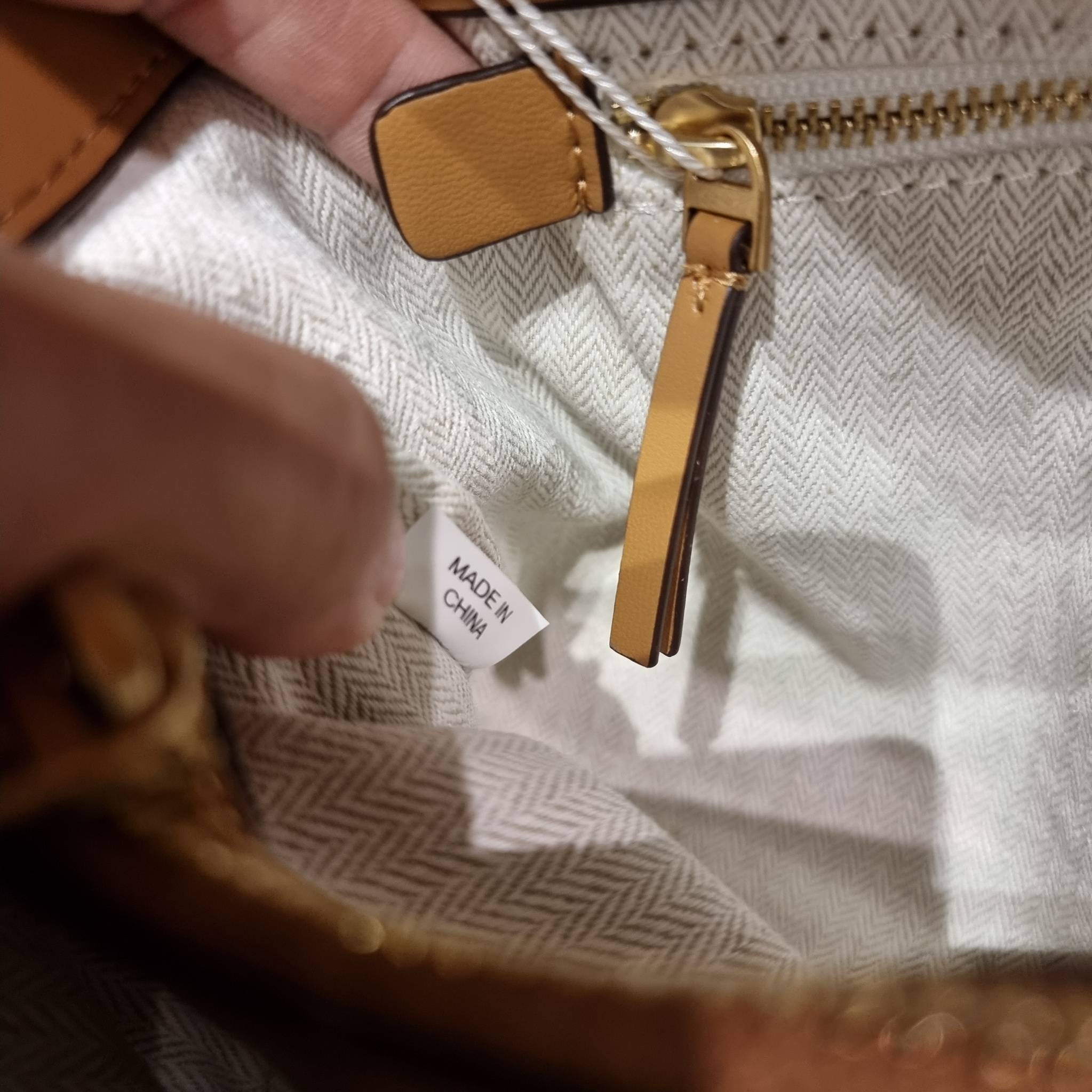 TORY BURCH KIRA CHEVRON CONVERTIBLE SHOULDER BAG กระเป๋าสะพายรุ่นยอดฮิต ไซส์ใหญ่จัดเต็มให้เน้นๆ ใช้ยังไงก็ดูหรู ดีไซน์เฉพาะตัว วัสดุหนังแกะ สัมผัสนิ่ม เปิด-ปิดด้วยกระดุมแม่เหล็ก ภายในเป็นช่องโล่ง แบ่งสัดส่วนไว้ดีมากๆ ใส่กระเป๋าสตางค์ มือถือ เครื่องสำอางค์