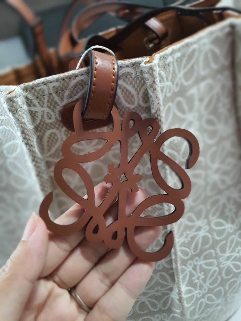 LOEWE CANVAS TOTE BAG VIP GIFT WITH PURCHASE (GWP) พรีเมี่ยมกิ๊ฟ Limited จาก LOEWE HAUTE PARFUME DUTYFREE COUNTER วัสดุ CANVAS ตัดหนังแท้ ใบใหญ่จุของได้เยอะจุใจ!! ปักโลโก้แบรนด์บนผ้าทั้งใบเป็นเอกลักษณ์ ภายในโล่งกว้าง ใส่กระเป๋าสตางค์ยาว ไอแพด มือถือ ของใช