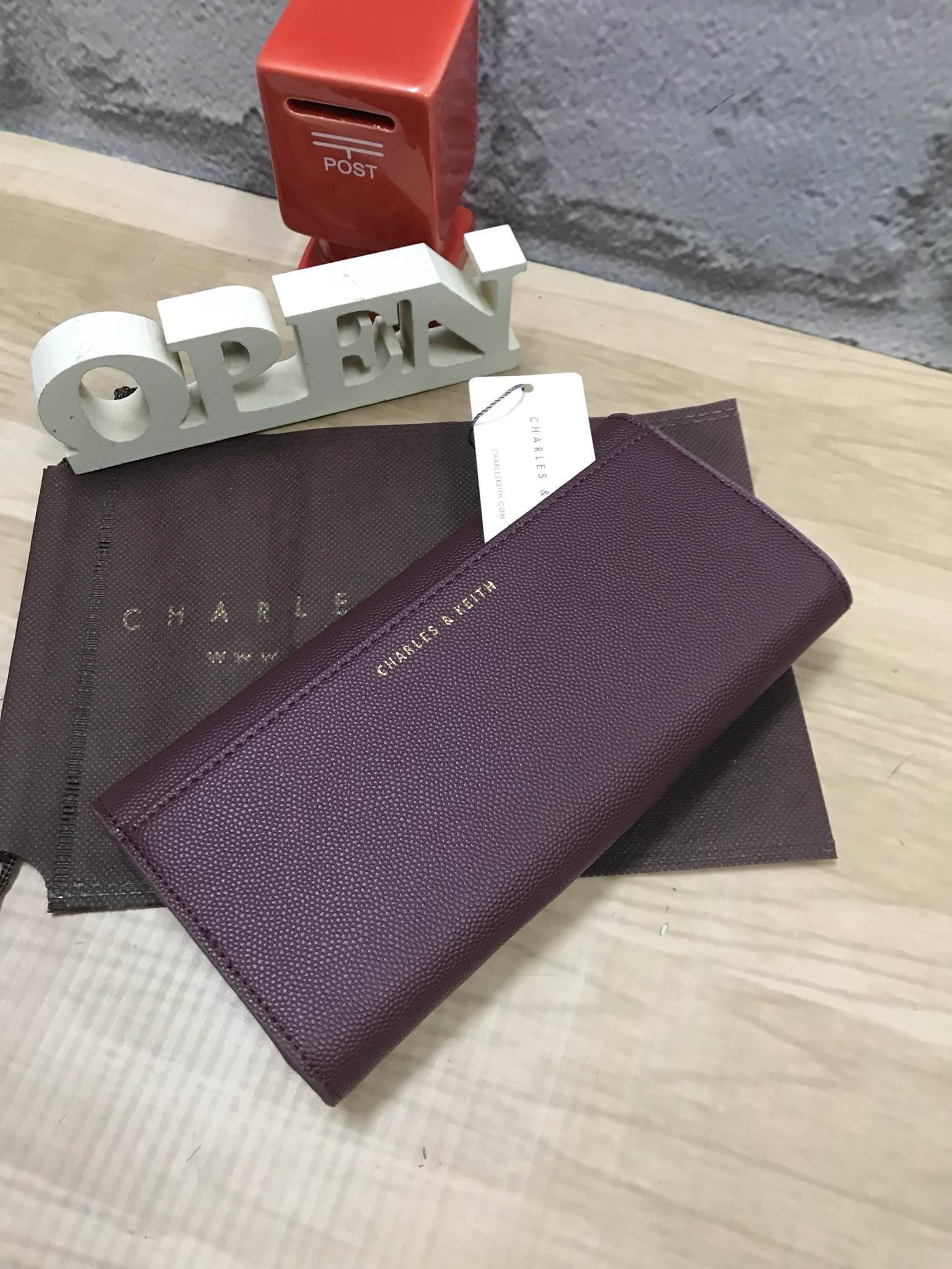 CHARLES & KEITH CIRCULAR DETAIL WALLET กระเป๋าสตางค์ทรงยาว วัสดุหนังpuที่มีทั้งแบบหนังเรียบและหนังลายคาร์เวียร์ เปิดปิดด้วยกระดุมแม่เหล็ก ภายในแยกเป็นช่องใส่บัตร,ธนบัตรและช่องซิปใส่เหรียญ ด้านหลังมีช่องใส่ของอีก1ช่อง ด้านหน้าดีไซน์เรียบง่ายแต่ดูหรู คอลเลค