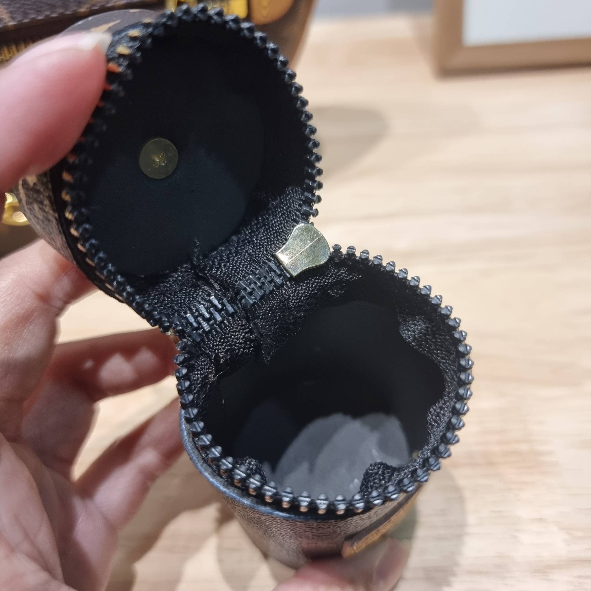 LV loop bag New in!! กับ box set ชวนสะสม ที่จับเอารุ่นยอดฮิต มามิกซ์รวมกับไอเท็มสุดคุ้มของมันต้องมี!! จัดเรียงให้อยู่ในกล่องสุดหรู ไม่ว่าจะตัวกระเป๋า กระเป๋าสตางค์ กระเป๋าจิ๋ว ใบไหนๆก็นำมาใช้งานได้จริง คุ้มค่ามากๆ แถมฟรี! ริบบิ้นลายลิมิเต็ด รวมรวบไว้ให้ได