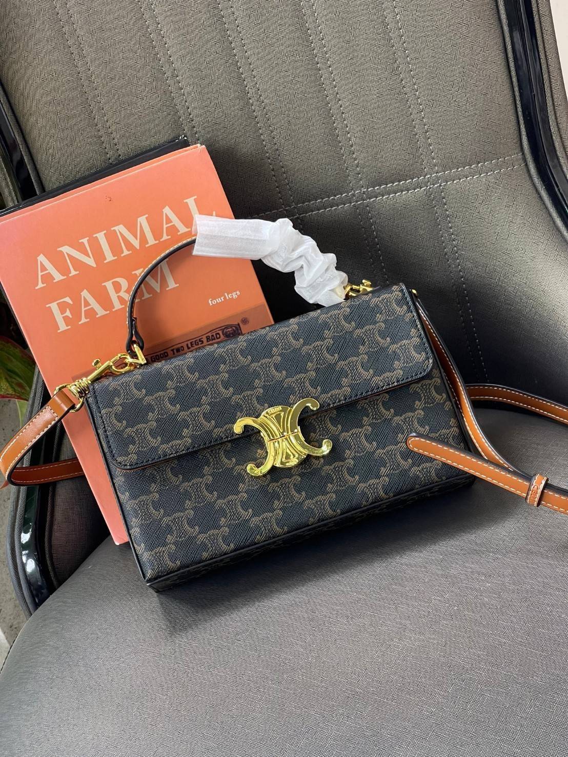 Celine Triomphe shoulder handbag Bag / Celine box triomphe in Natural Calfskin Tan กระเป๋าสะพายเรียบหรูและดูทันสมัยใบนี้ออกมา ให้คุณเลือกสะพายในชีวิตประจำวันเข้ากับการแต่งตัวสบาย ๆ หรือถอดสายถืงออกงานปาร์ตี้สังสรรค์ ก็ช่วยให้คุณดูโดดเด่นได้เช่นกัน นอกจากน