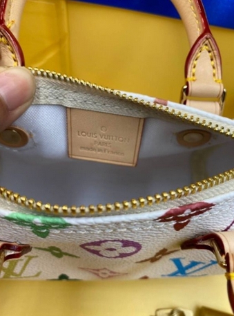 VIP 】LOUIS VUITTON Monogram Multicolor Mini Speedy พร้อมส่งความน่ารักค่ะ! กระเป๋าทรงหมอนไซด์มินิ หนังแกะแท้นิ่มสวยงามค่ะ เปิดปิดกระเป๋าแบบซิป ภายในสามารถใส่มือถือได้ กระเป๋าเงินใบกลางได้ พาสปอร์ตได้ค่ะ