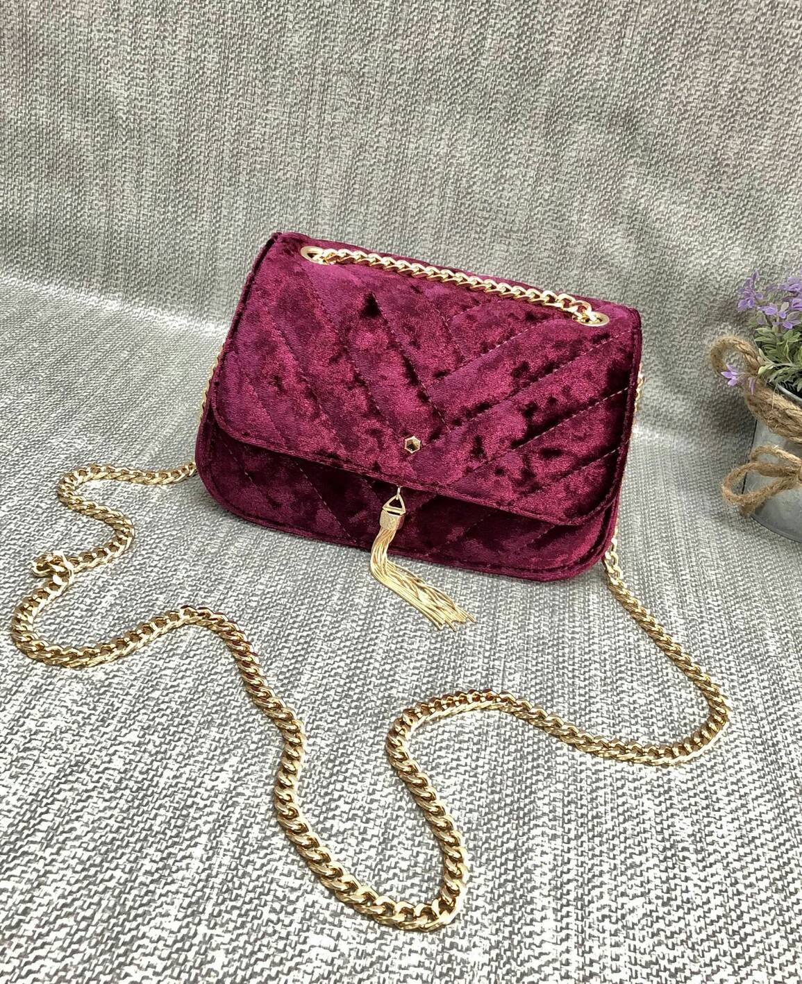 CHARLES & KEITH TASSEL DETAIL SHOULDER BAG กระเป๋าสะพายข้าง ทรงน่ารัก ด้านหน้ามีพู่ห้อย เปิดปิดกระเป๋าแบบแม่เหล็ก ด้านในโล่ง มีช่องซิป 1 ช่อง และช่องใส่บัตรได้ 3 ช่องค่ะ สายสะพายโซ่สีทองหรูหราค่ะ