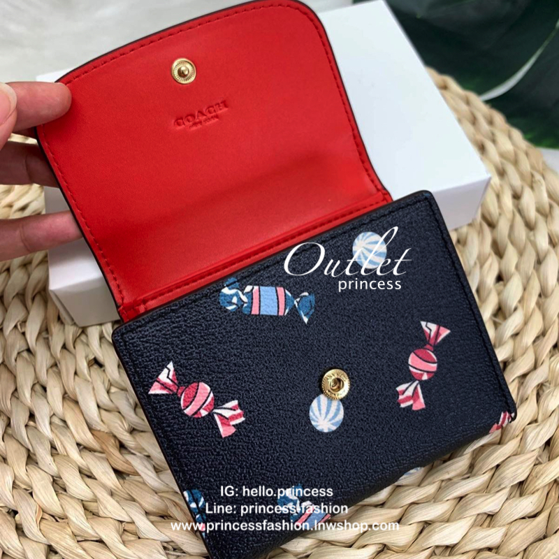 COACH SHOT WALLET BAG กระเป๋าสตางค์ใบสั้น วัสดุหนังแกะสวย ลายน่ารัก ขนาดกำลังดี เปิดปิดกระเป๋าแบบกระดุม ข้างในมีช่องใส่ธนบัตรตามยาวได้ ช่องใส่บัตรต่างๆได้ถึง 9 ใบ พร้อมช่องซิปด้านหลังใส่เหรียญหนึ่งช่องค่ะ เป็นอีกรุ่นที่น่าใช้