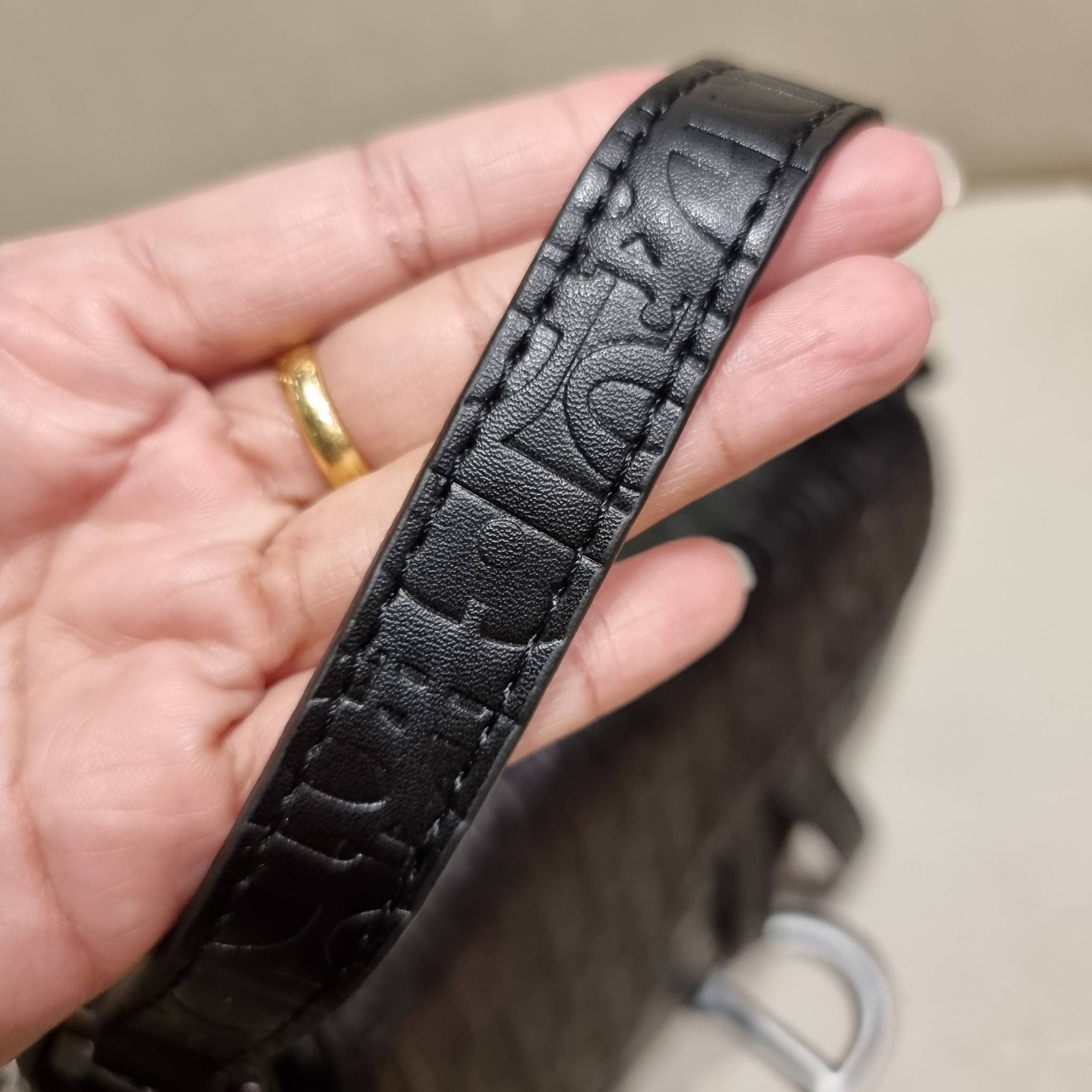 VIP CD OBLIQUE SADDLE BAG / DIOR SADDLE กระเป๋าสะพายข้าง ทรงสวยไม่ซ้ำใคร กิมมิคในตัว ดูแพง ไซส์ใหญ่ ดีไซน์ย้อนยุค เป็นเอกลักษณ์สวยทุกแบบ เปิด-ปิดด้วยกระดุมแม่เหล็กซ่อน ใช้งานง่ายมากๆ ภายในเป็นช่องโล่ง มีช่องซิป ใบสีดำเป็นหนังแท้ ใบลายเป็นผ้าแคนวาส ดูดี ดู