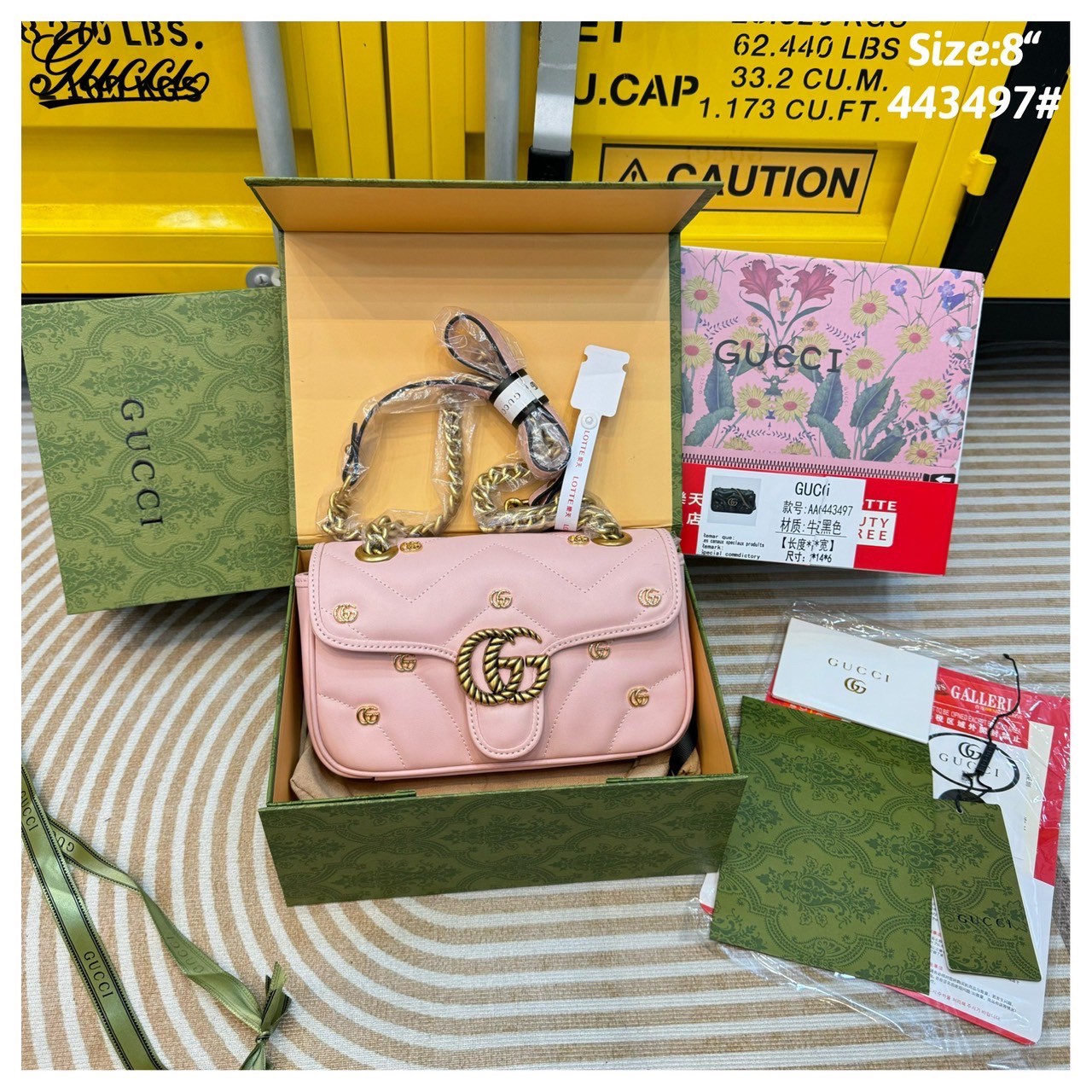 GUCCI GG Marmont Shoulder Bag with monogram-plaque กระเป๋าสะพายรุ่นคลาสสิค ดีไซน์ใหม่ ตกแต่งโลโก้ GG เต็มใบ เพิ่มความลูกคุณลักชูไปอีก สีสวยขับผิว ดูแพง อัพลุคได้สบายๆ