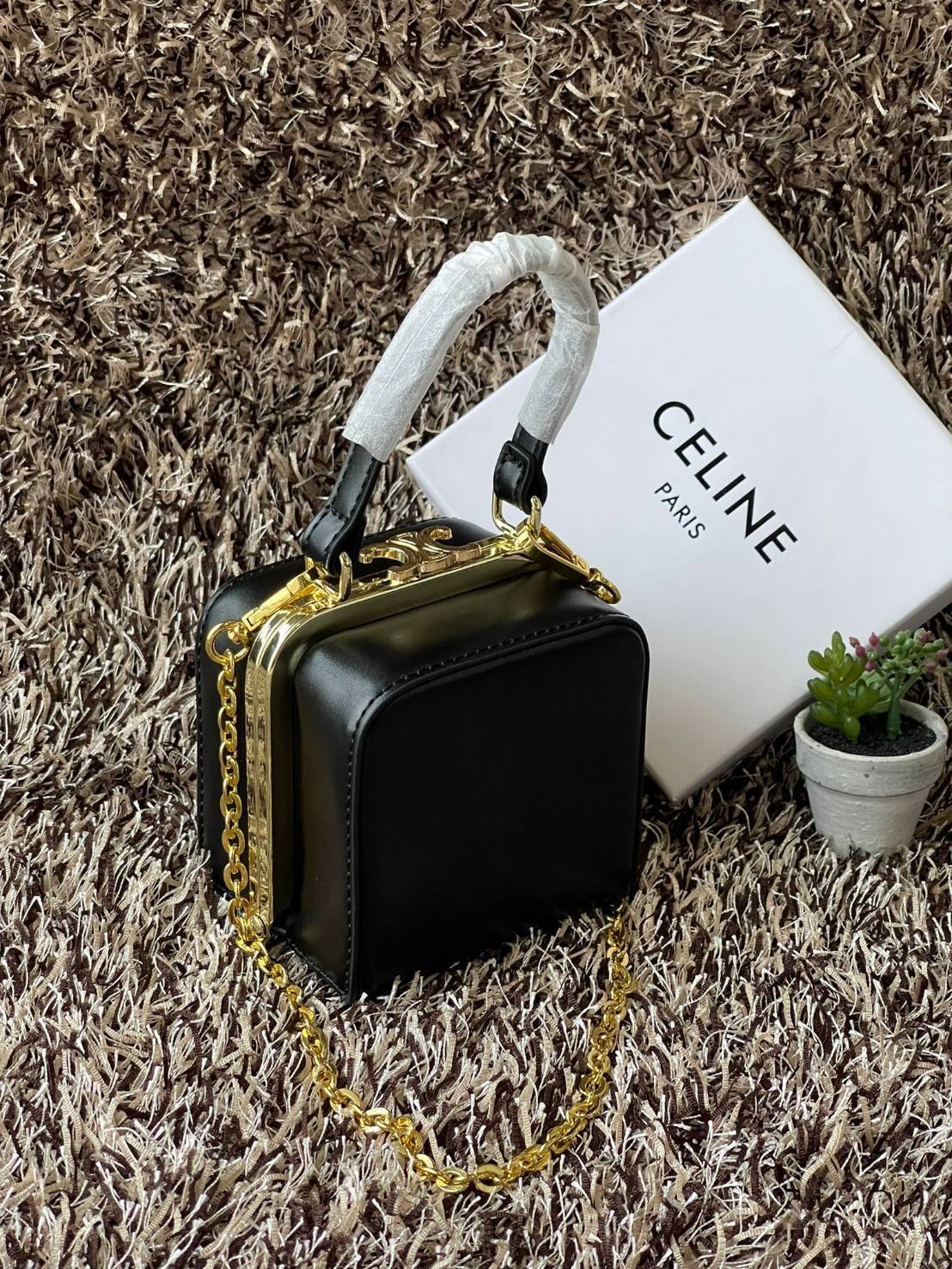 Celine Triomphe Minaudiere สาว ๆ คนไหนไม่เน้นพกของเยอะ แต่ต้องการกระเป๋าที่ให้ความเรียบหรู ดีไซน์เก๋ เหมาะสำหรับดินเนอร์มื้อค่ำ หรือช้อปปิ้งเบาๆ ใบนี้แนะนำเลยคะ เป็นกระเป๋าขนาดกะทัดรัด ถือและสะพายไหล่ได้ ให้ความคล่องตัว นับว่าเป็นอีกหนึ่งแอสเซสเซอรี่ที่น่