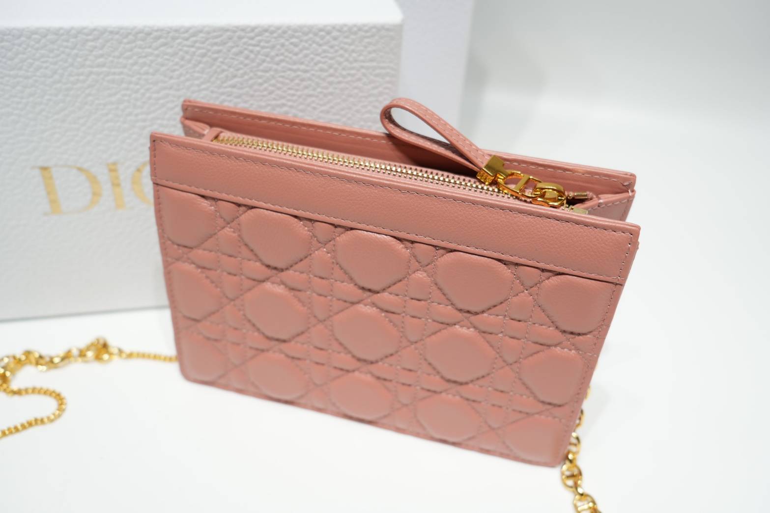 Caro Every Dior Pouch / Dior Clutch Bag Cloud Supple Cannage Leather กระเป๋าทรงคลัชพอช หนังแท้ ทรงเสนห์ผสมผสานดีไซน์ทันสมัยและใช้งานง่ายได้จริงหลายโอกาส เกรดท็อปออริ เทียบแท้ 1:1 ใช้งานต่างประเทศ