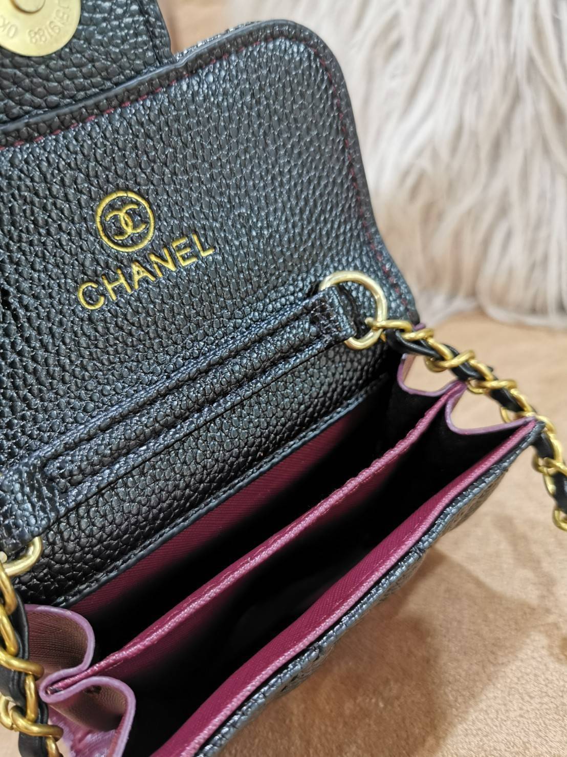 CHANEL BLACK CAVIAR BAG VIP GIFT WITH PURCHAS-GWP พรีเมี่ยมกิ้ฟ Chanel Lotte Duty Free! รุ่นยอดนิยมไอเท็มฮิตวัสดุหนังคาเวียร์สวยคลาสสิคเปิดปิดด้วยฝาปิดกระดุมด้านหน้ามีโลโก้แบรนด์อะไหล่ทองสวยหรูดูดีมาพร้อมสายโซ่ทองร้อยหนังจะสะพายไหล่ หรือ Crossbody ก็ดูดี 