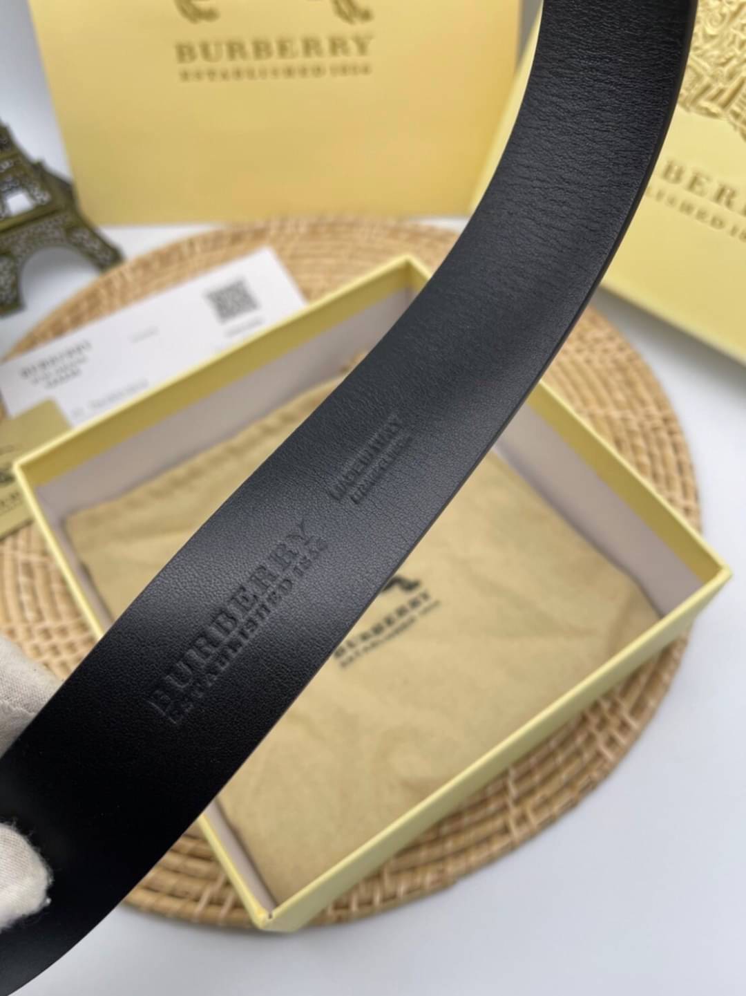 BURBERRY BELT LEATER 3.5cm เข็มขัดเบอร์เบอรี่ เกรดออริจินอลหนังแท้ ใช้งานง่าย เป็น everyday look ได้เลยค่ะ ภาพสินค้าถ่ายจากงานขายจริง ใช้งานต่างประเทศได้