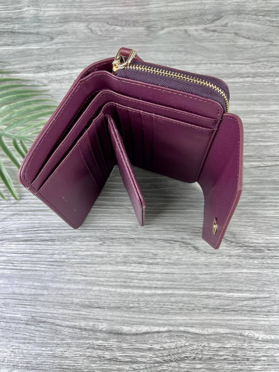 CHARLES & KEITH ENVELOPE SMALL WALLET กระเป๋าเงินใบกลาง วัสดุหนังพิมพ์ลายสีสวยน่ารัก ด้านหน้าปั๊มโลโก้แบรนด์ เปิดปิดด้วยกระดุมแม่เหล็ก