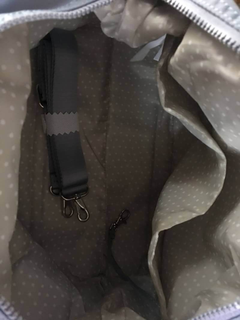 Kipling Tiram Handbag 2018!!! Kipling factory oem HK กระเป๋าสะพายใบใหญ่ วัสดุไนล่อนคุณภาพสูง กันน้ำ ระดับนึงเลยค่ะ สามารถถือได้ สะพายข้างได้ เปิดปิดกระ แบบซิปคู่ ภายในกระเป๋าโล่งกว้าง มีข่องซิป ช่องเล็ก และ ช่องขนาดกลางเสริมนวมให้ด้วยค่ะ พร้อมสายห้อยกุญแจ