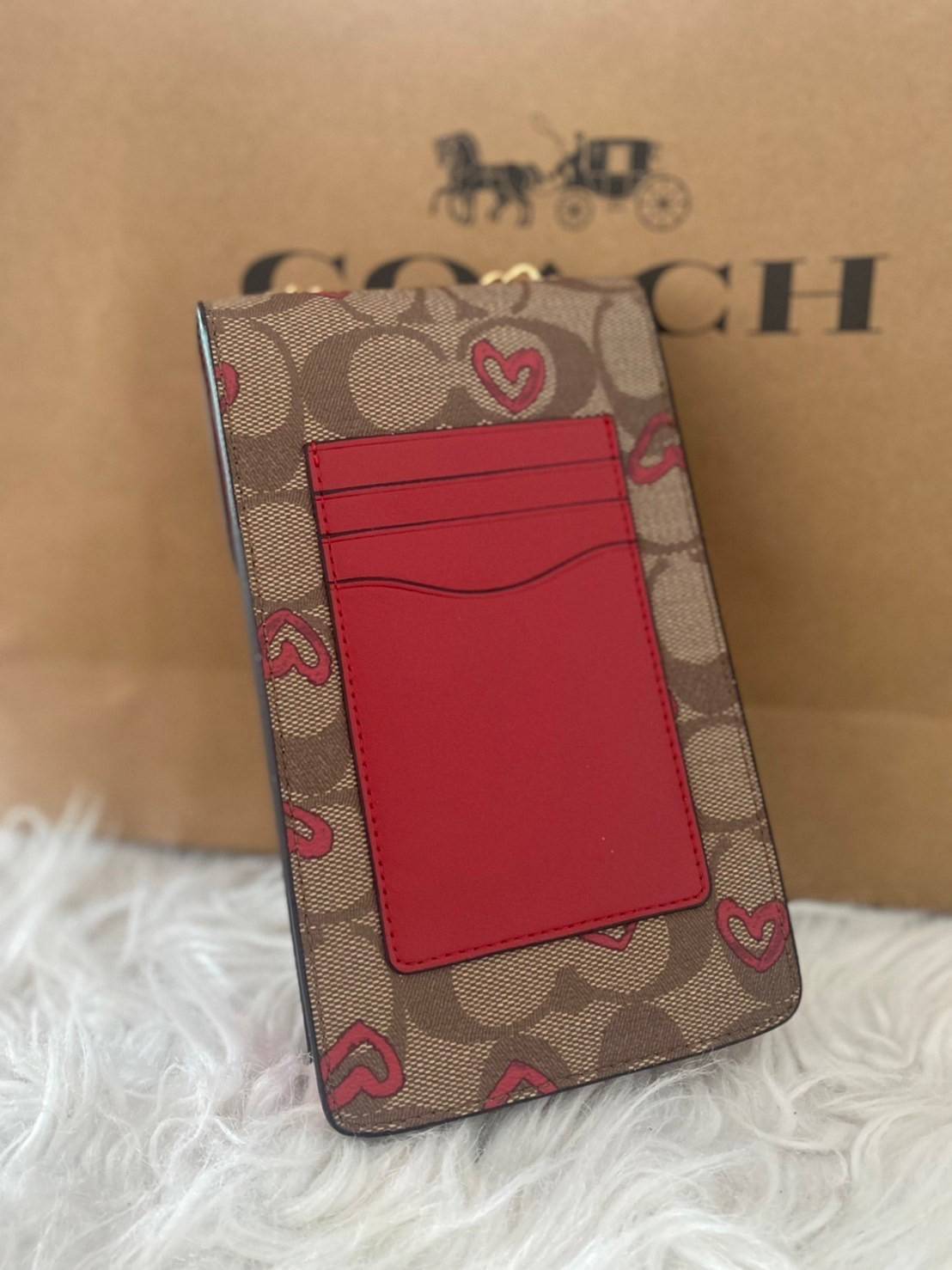 COACH NORTH/SOUTH CROSSBODY IN SIGNATURE CANVAS แจกความสดใสกันอีกครั้ง!! กับกระเป๋าสะพายเอนกประสงค์ Case phone ใส่โทรศัพท์มือถือได้ทุกรุ่น ดีไซน์ลายผลไม้ฉ่ำๆ สวยมีเสน่ห์ 💖 วัสดุหนังแคนวาสคุณภาพ ฝาและภายในเป็นหนังแท้ เปิด-ปิดด้วยกระดุม สายสะพายยาวป