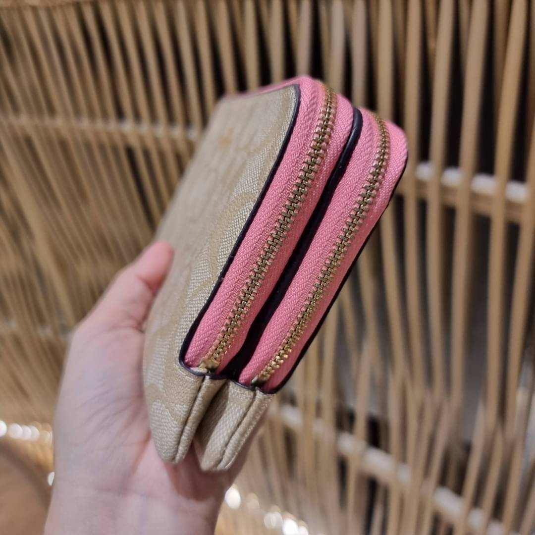 COACH F54057 DOUBLE ZIP WALLET IN SIGNATURE กระเป๋าคล้องมือ size L ใบนี้ใส่มือถือได้ทุกรุ่น ขนาดกำลังดี พกพาสะดวกมากๆ วัสดุหนังสังเคราะห์ ภายในเป็นผ้าสีสวยคม ใส่ธนบัตร ใส่บัตรได้เยอะ ใส่มือถือได้สบายๆทุกรุ่น ตอบโจทย์สาวๆที่ไม่ชอบพกเยอะวุ่นวายจ้า ใบนี้เอาอ