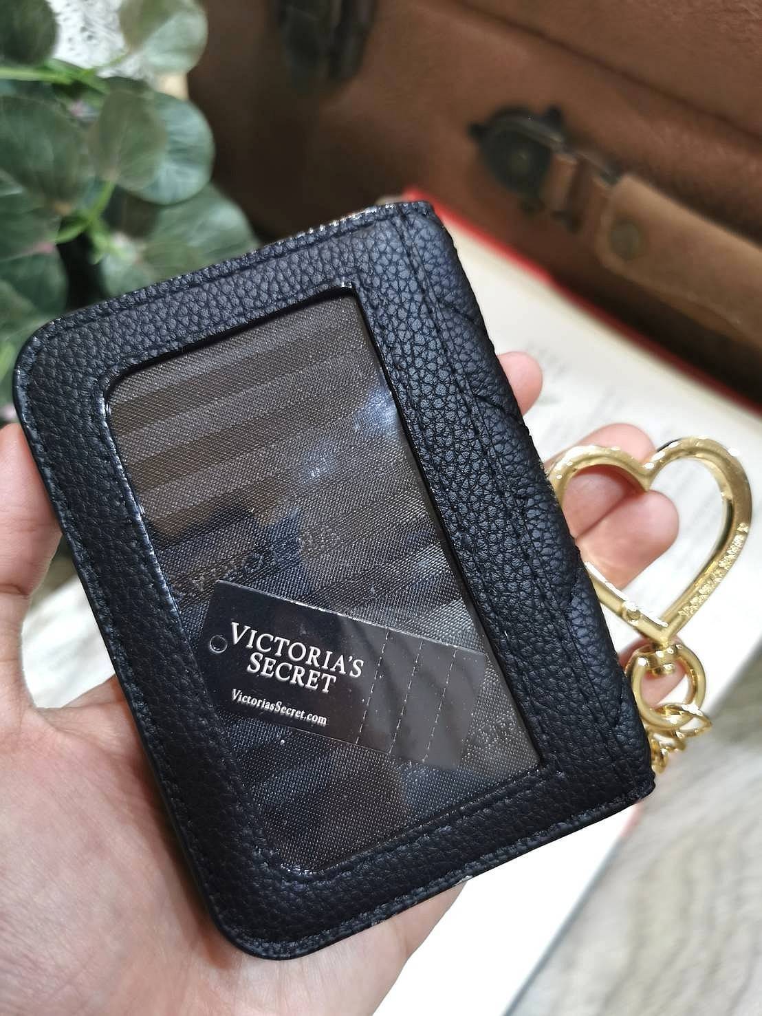 VIP 】พร้อมส่งความน่ารัก! NEW! VICTORIA'S SECRET MINI WALLET KEYCHAIN VIP GIFT WITH PURCHASE (GWP) จาก Victoria's Secret Factory วัสดุหนังคาร์เวียร์ขึ้นลายริ้วสวยอยู่ทรง ด้านหน้าประดับโลโก้แบรนด์อะไหล่ทองสวยหรูดูดี เปิดปิดด้วยกระดุม ภายในมีช่องใส