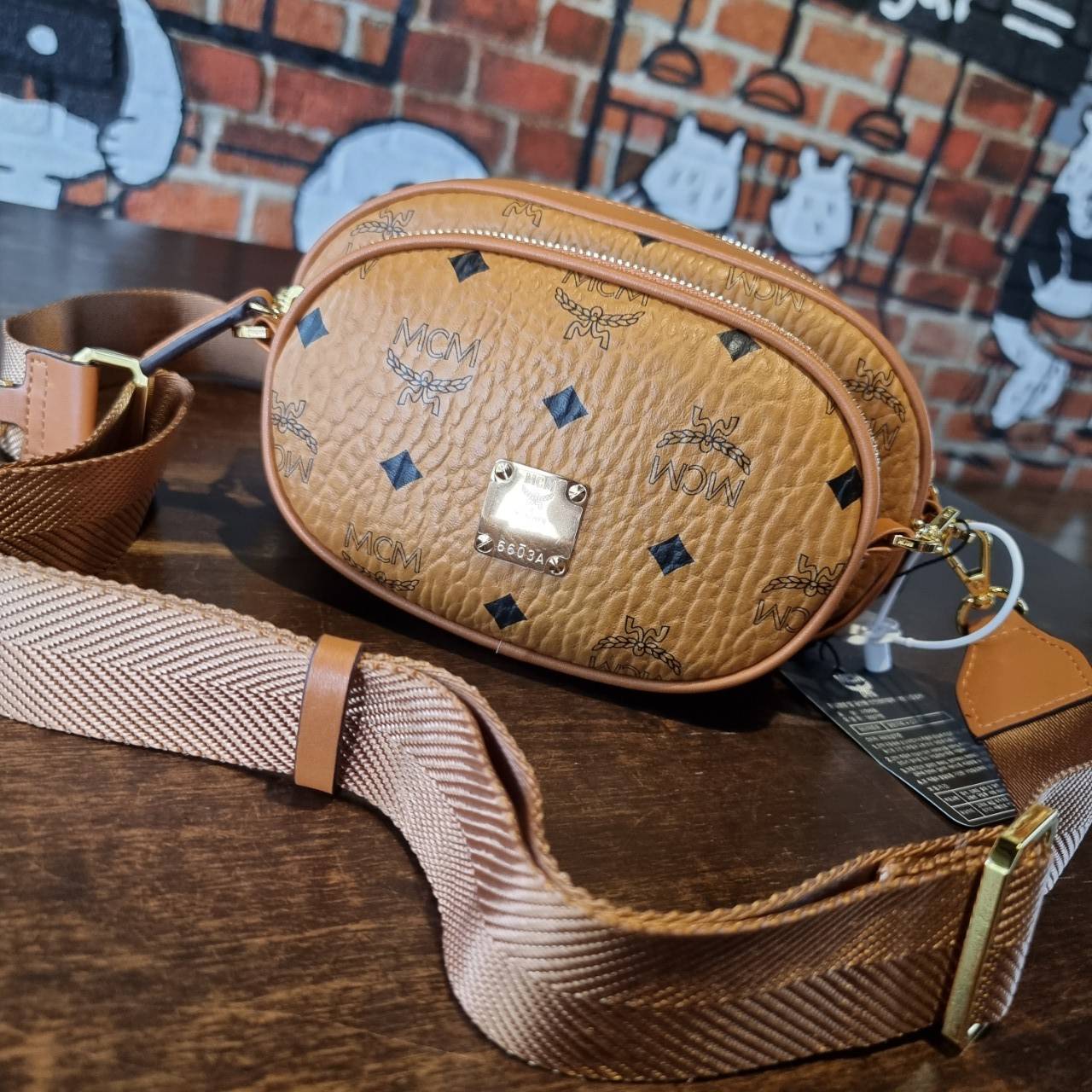 M.C.M ESSENTIAL MULTI POCHETTE BAG IN VISETOS หยุดไม่อยู่จริงๆ!! กระเป๋าสะพายมัลติฟังก์ชั่น เป็นไอเท็มที่รวมฟังก์ชั่นการใช้งานที่หลากหลายไว้ในรุ่นเดียว ดีไซน์กระเป๋าทรง pouch 3 ชิ้น สุดคุ้ม สามารถประกอบเข้าด้วย หรือแยกชิ้นใช้งานได้หมด