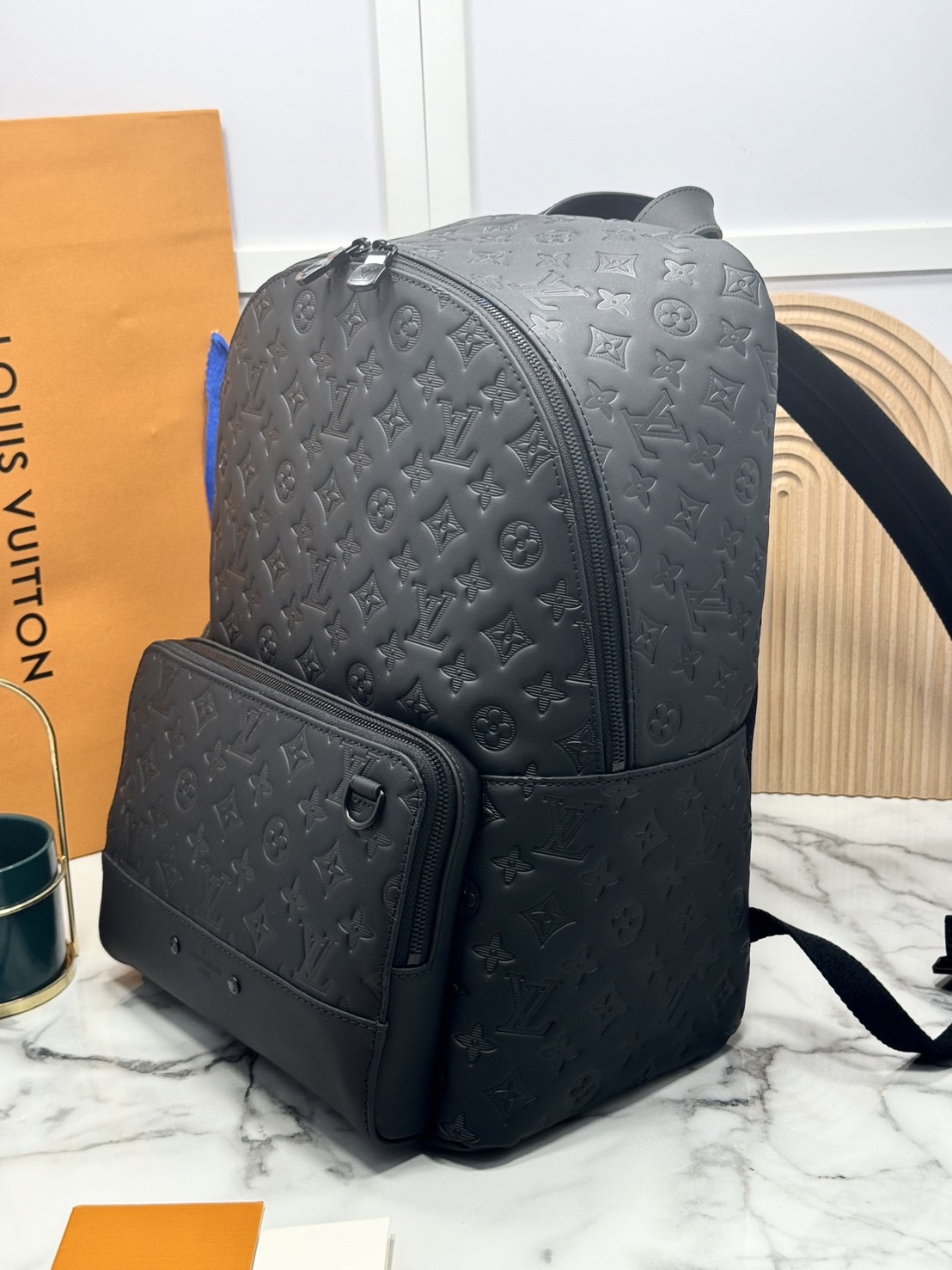 LV Racer Backpack กระเป๋าเป้สะพายหลัง รุ่นนี้สะท้อนถึงความสปอร์ตและเทห์ด้วยหนัง Monogram Shadow หนังแท้เนื้อนุ่มสีดำสง่างาม