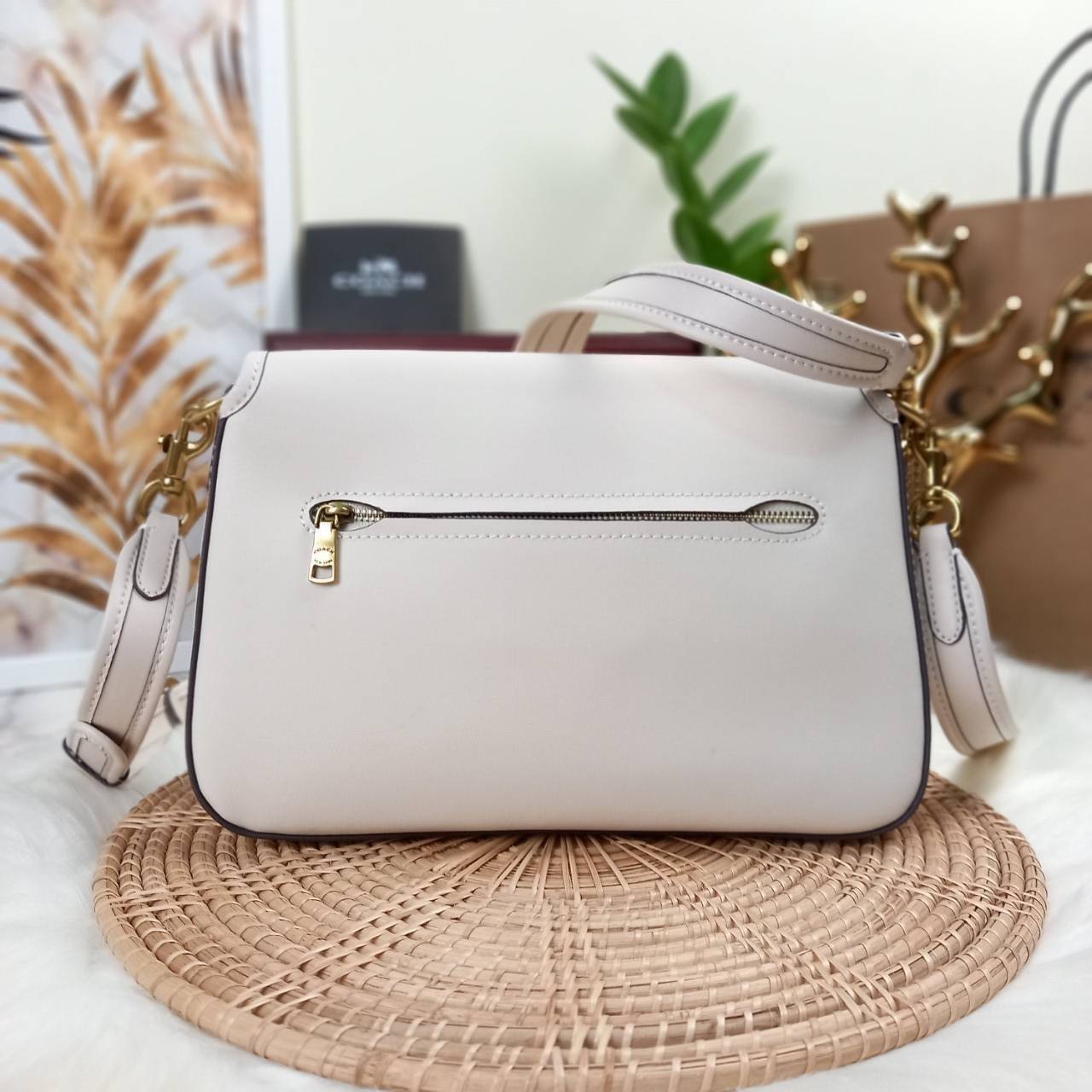 COACH SOFT TABBY SHOULDER BAG (C4823//C5261) กระเป๋าถือ กระเป๋าสะพาย ที่ใครๆก็เข้าถึงได้ หรูหรา คลาสสิค ลุคเรียบร้อย แต่ความสวยไม่น้อย! ดาเมจความลุคผู้ดีรุนแรงมาก!!เกินต้าน!!// วัสดุหนังแท้ทั้งใบ หนังเรียบ หนังนิ่มมากๆ อยู่ทรงสวยมากๆด้วย// ด้านในโล่งกว้าง