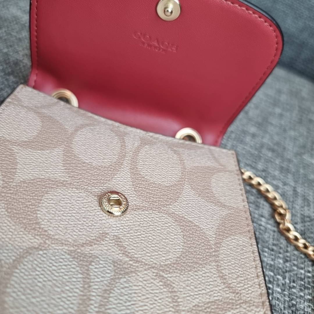 COACH NORTH/SOUTH PHONE CROSSBODY IN SIGNATURE CANVAS F55636 F39955 สุดคลาสสิคกับกระเป๋าสะพายเอนกประสงค์ Case phone ใส่โทรศัพท์มือถือได้ทุกรุ่น ดีไซน์ลายเอกลักษณ์ วัสดุหนังแคนวาสเคลือบลาย ฝาและภายในเป็นหนังสังเคราะห์เรียบ เปิด-ปิดด้วยกระดุม สายสะพายยาวประ