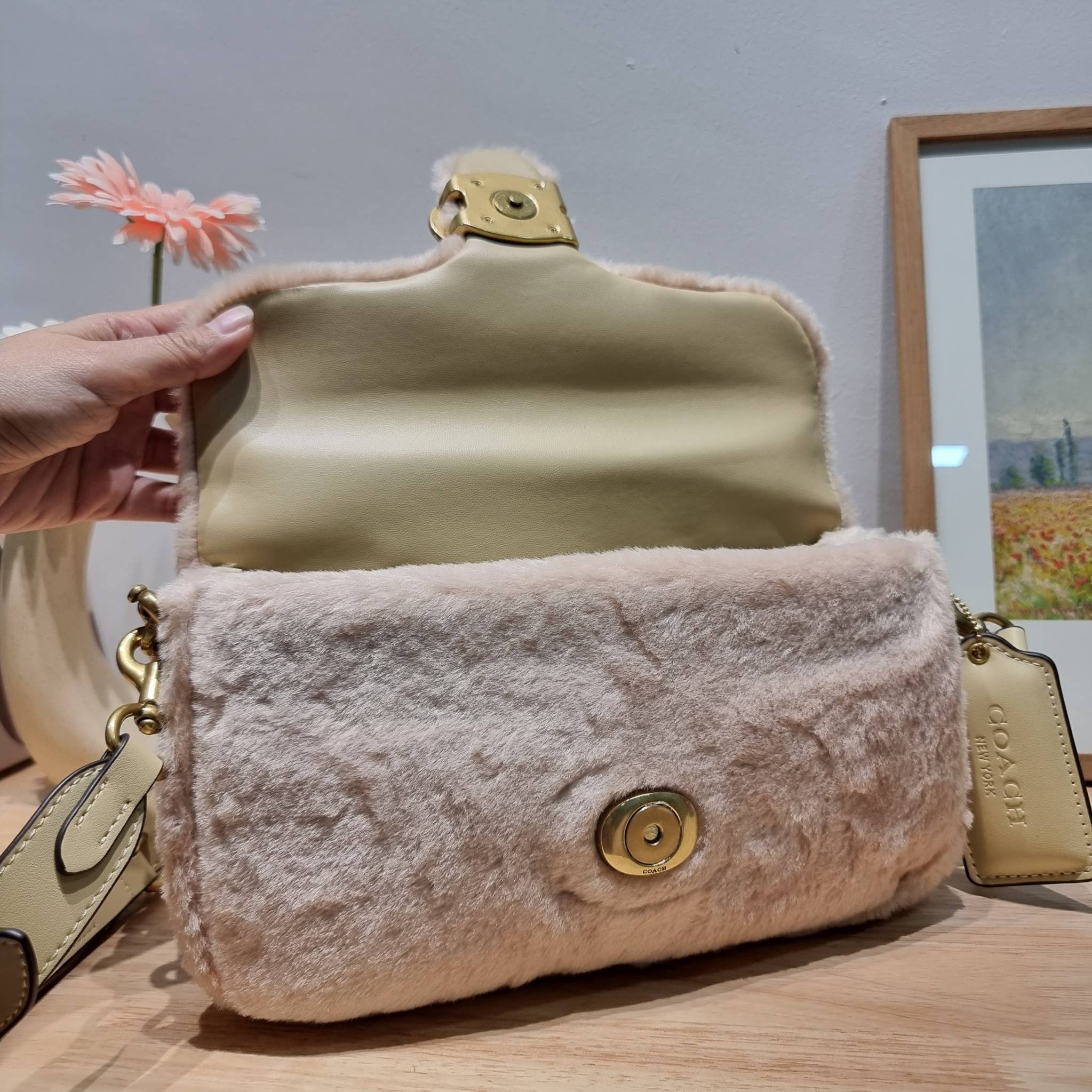 Coach pillow tabby shoulder bag 26 in shearling / COACH LEATHER COVERED C CLOSURE CC445 ใหม่ล่าสุดต้อนรับฤดูหนาว กับคอลเลคชั่นคุณหนู กระเป๋าสะพายไหล่ ดีไซน์วินเทจย้อนยุคตกแต่งขนรอบใบนุ่มฟู สวยลูกคุณมาก!! เปิด-ปิดด้วยกระดุมแม่เหล็ก รับรองแน่นหนา ภายในเป็นช