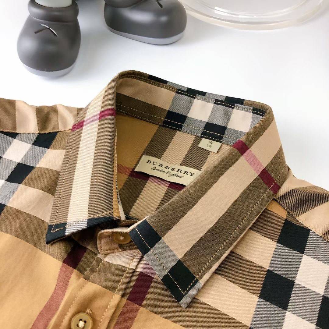 BURBERRY SHIRT / BURBERRY SHORT SLEEVE VINTAGE CHECK SHIRT เสื้อเชิ้ตแขนสั้นแบรนด์เบอเบอรี่ ลายสก็อตสุด classic เรียบหรู ดูดี ภูมิฐานมากๆค่ะ สินค้านำเข้าคุณภาพเทียบแท้ งานสวยเทพ เนื้อผ้าอย่างดี เป๊ะมาก รับประกันความพอใจเลยนะคะ ใส่เป็นเชิ้ตติดกระดุมเนี๊ยบๆ