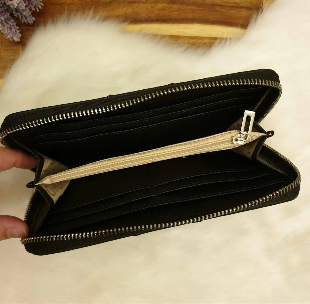 GUESS FACTORY WOMEN'S ZIP AROUND LONG WALLET กระเป๋าสตางค์หนังทรงซิปรอบลาย G ด้านหน้าติดโลโก้แบรนด์ด้วยโลหะสวยหรู ภายในมีช่องใส่ธนบัตร ช่องใส่บัตรหลายช่อง มีช่องซิปใส่เหรียญ สามารถใส่ไอโฟนพลัสได้ มีให้เลือกถึง 5 สี สวยคุ้ม น่าใช้มากๆค่า