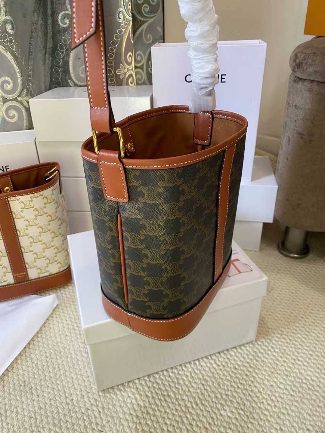 Celine bucket bag in Triomphe canvas and leather / Celine Tote Bag 6" 8" 9.5" กระเป๋าสะพายทรงบัคเก็ต โท้ทรุ่นแรกของแบรนด์ที่ได้รับความนิยมมากที่สุด ควรมีติดตู้ไว้เลย ดีไซน์สวยคลาสสิคไม่มีเอาท์