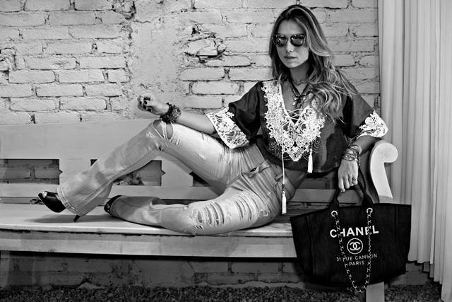 รุ่นที่สาวๆรอคอย Chanel tote canvas bag จากงานพรีเมี่ยม VIP GIFT รุ่นดังเลยค้า Size ใหญ่อลัง บอกเลยว่า **งานดีที่สุด ตัวกระเป๋า กระเป๋าผ้าเป็นผ้า canvas เนื้อดีสมราคา สัมผัส นุ่มลื่นมือมากกกก อะไหล่เงินปั้มแบรนด์แท้ทั้งใบ ด้านหน้าปัก logo แบรนด์สุดหรู จุข