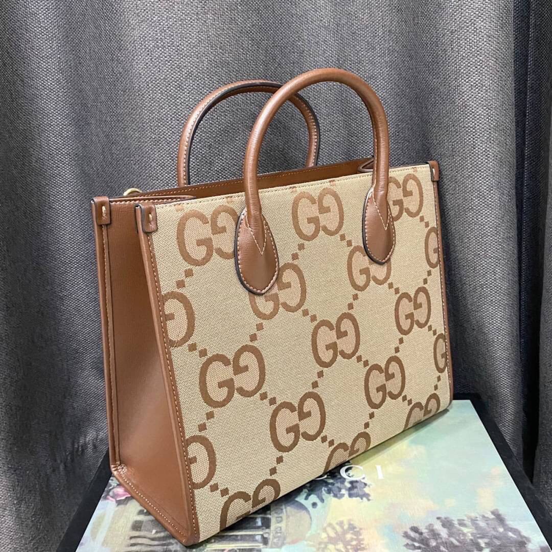 Gucci Jumbo GG tote bag / GG Shopping Bag พร้อมส่งที่ไทย ภาพสินค้าถ่ายจากงานจริง ใช้งานต่างประเทศได้ กระเป๋าไซส์ใหญ่ โดดเด่นด้วยจัมโบ้ฟอนท์ สวยเอกลักษณ์ วัสดุหนังแคนวาส ภายในโล่งกว้างมาก ใส่ของแบบแน่นๆ จุๆไปได้เลย หมดห่วง!! และยังมีสายครอสบอดี้มาให้ จะสะพ