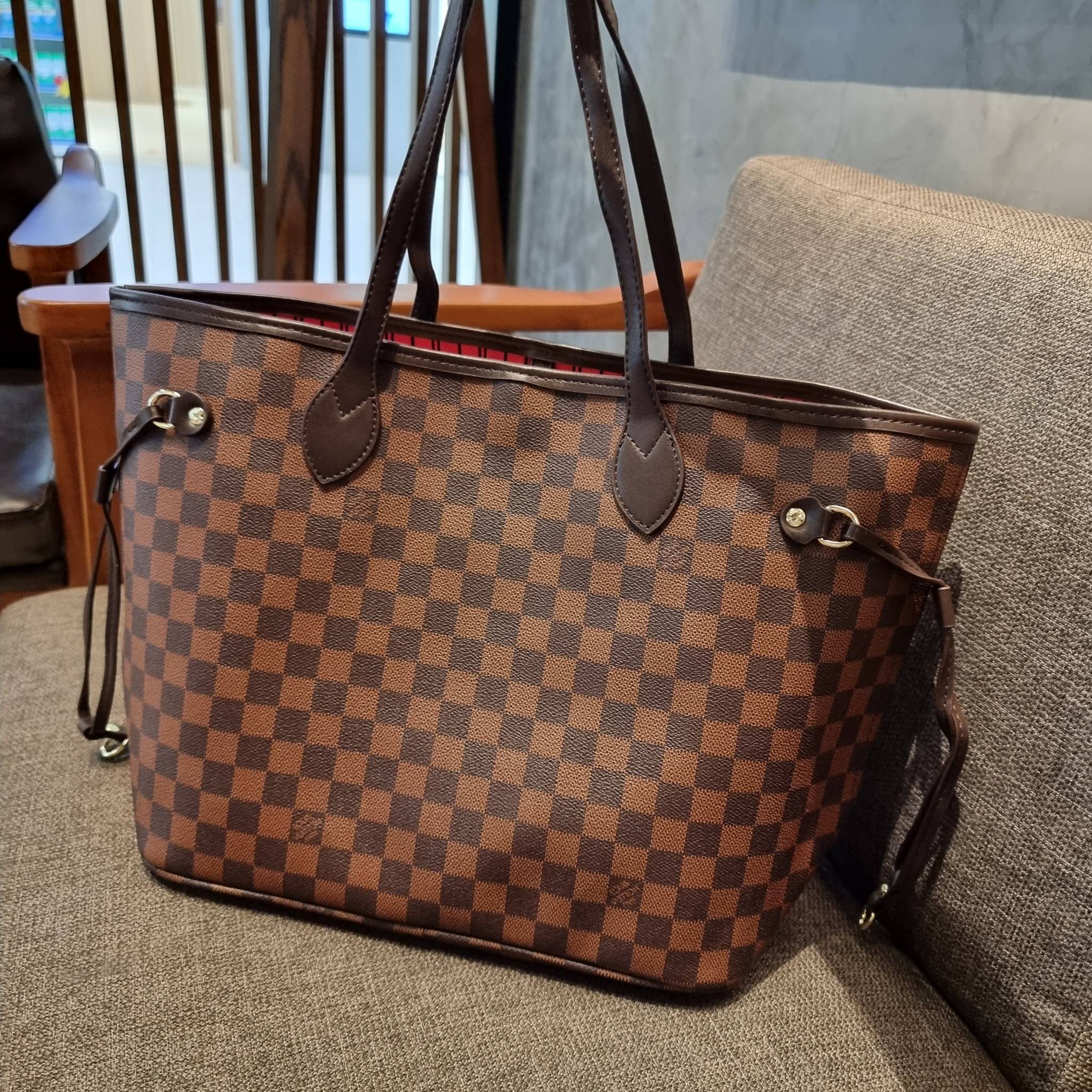 LV 2IN1 TOTE SET กระเป๋าสะพายไหล่ใบใหญ่ทรง tote มาพร้อมใบลูก คลาสสิคที่สุด เป็รอีกรุ่นที่มีคนใช้กันทั่วบ้านทั่วเมือง ฮิตแบบไม่ต้องพูดเยอะ วัสดุหนังแคนวาสปั๊มลายเต็มใบ ปากกระเป๋ามีหูเกี่ยว ด้านข้างมีหนังรูดเก็บทรงได้ ภายในโล่งกว้างมากๆ มีช่องซิปแยกให้ ใบเล