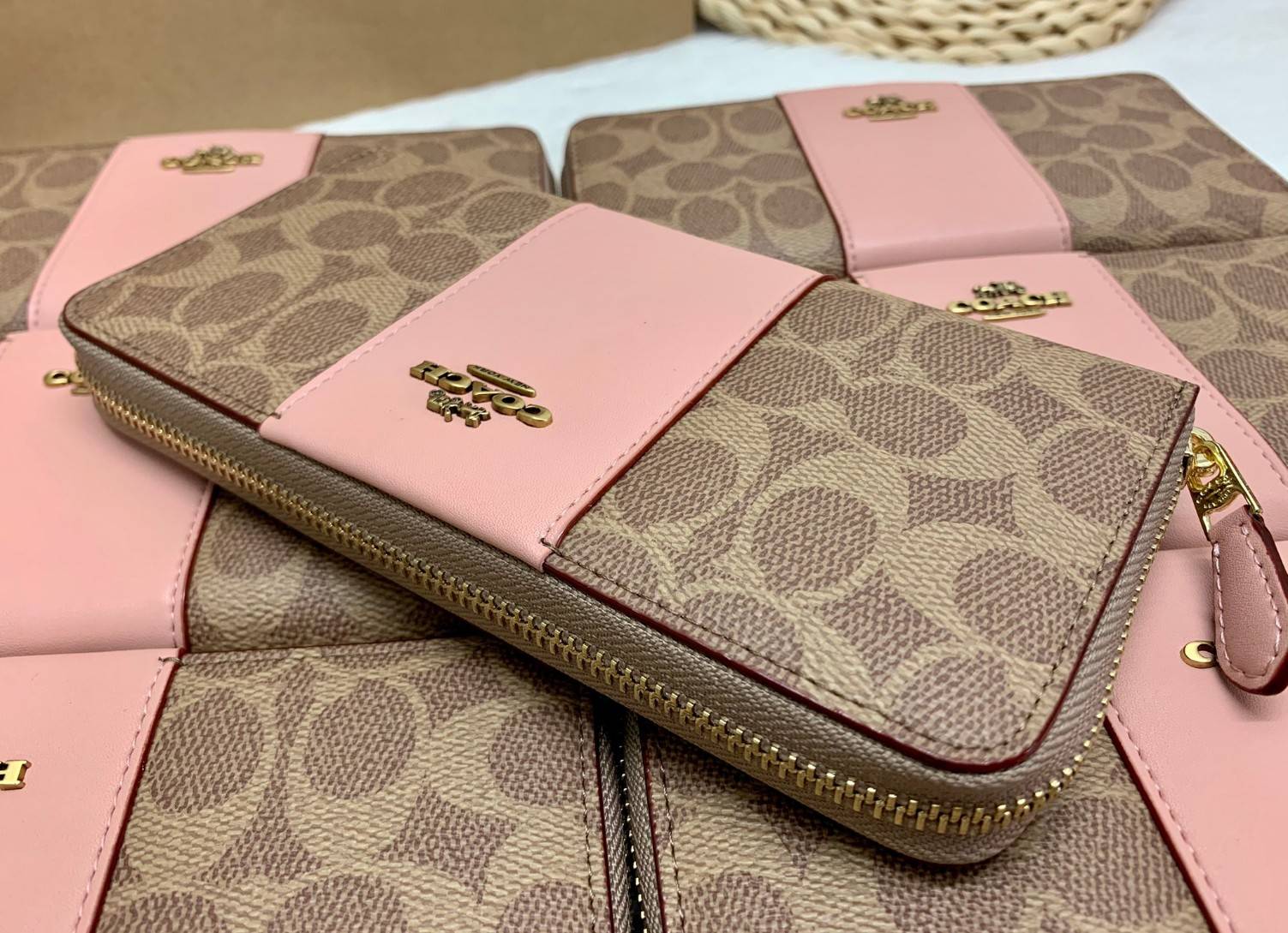 ของแท้ COACH ACCORDION ZIP WALLET ((31546)) กระเป๋าเงินใบยาว แบบซิปรอบ หนังแท้ ตัดหนังเรียบตรงกลางสวยงามค่ะ