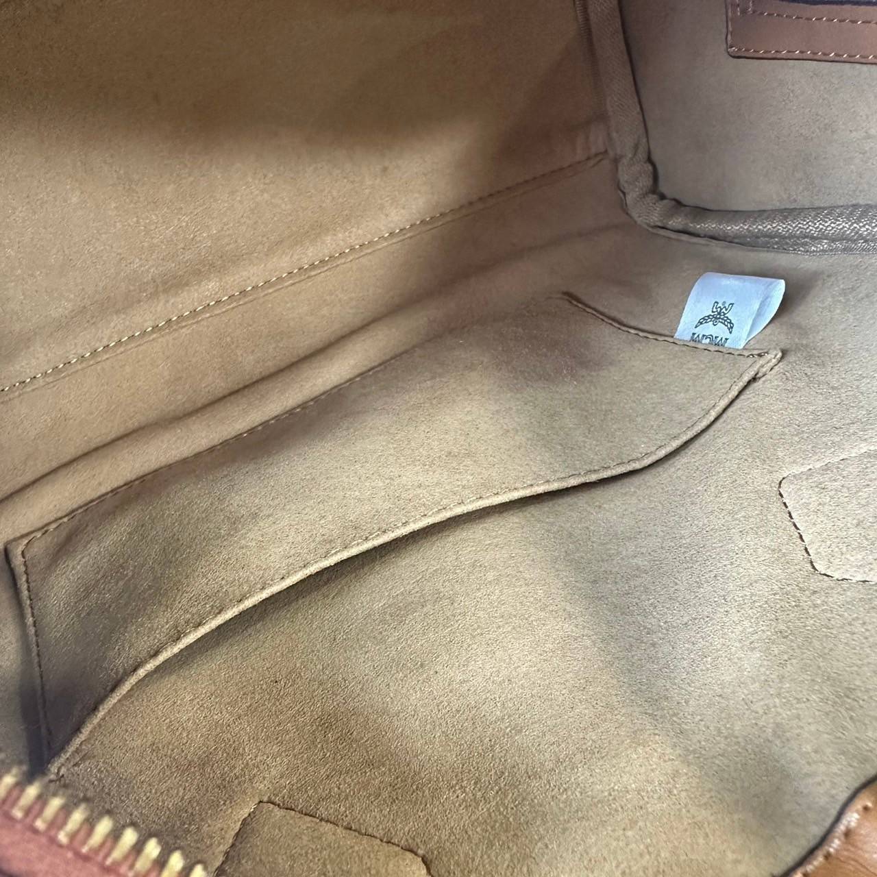 Small M.C.M Ella Boston bag in Lauretos pattern กระเป๋าทรงหมอนยอดฮิต คอลเลคชั่นใหม่ ไม่มีเอ้าท์ เกรดท็อปออริ 1:1 สลับแท้ ใช้งานต่างประเทศได้