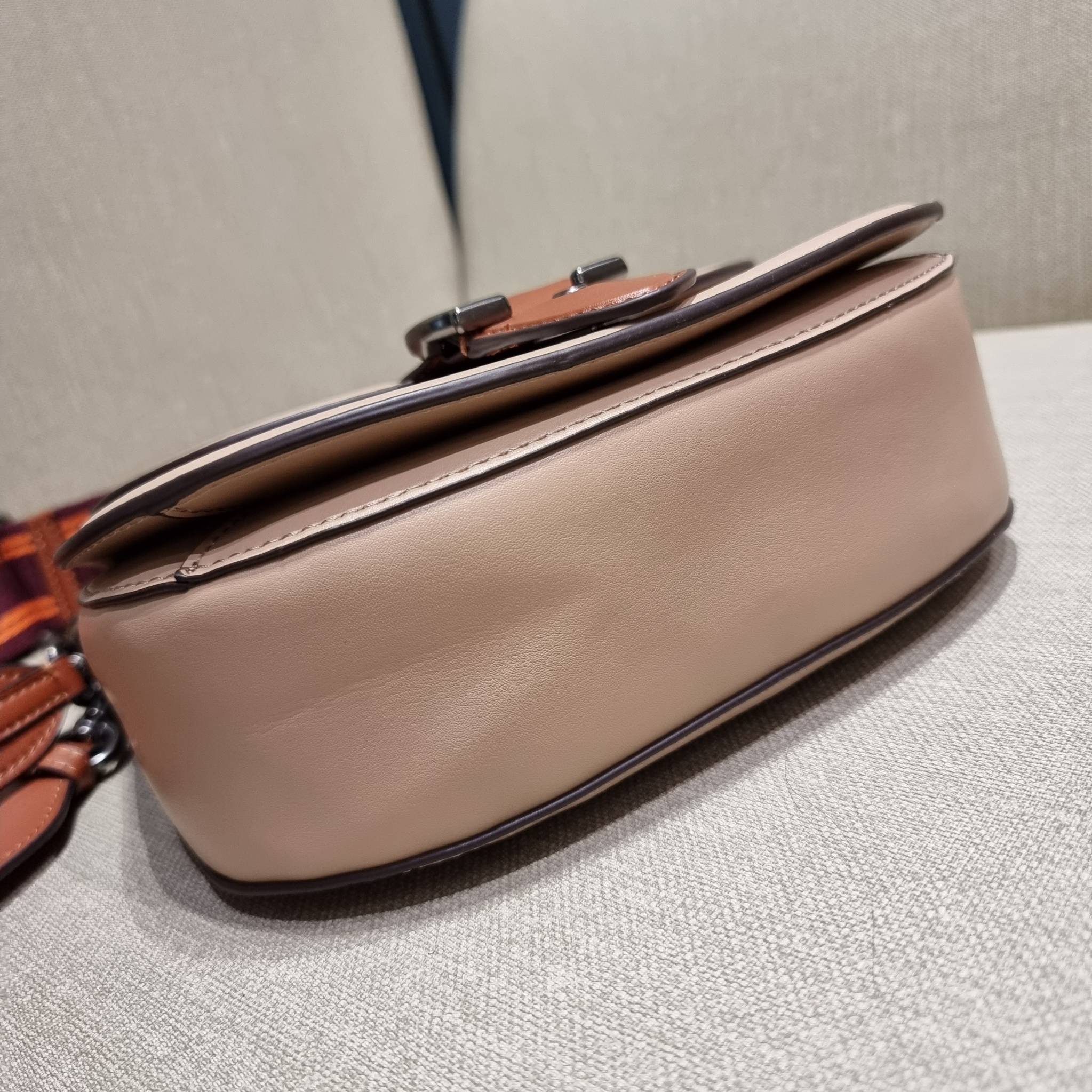 COACH C0745 BEAT SADDLE BAG WITH HORSE AND CARRIAGE PRINT The best item! ที่สาวๆรอคอย! ฮอตไฟลุก! สีหายาก ละมุนคุณหนู คอลเลคชั่นใหม่ ดีไซน์หรูหรา พิเศษมากๆมาพร้อมสายสะพาย 2 เส้น ใช้คู่กันหรือแยกสะพายก็สวยครบสูตร กระเป๋าสะพายทรง saddle คลาสสิค เปิด-ปิดด้วยก