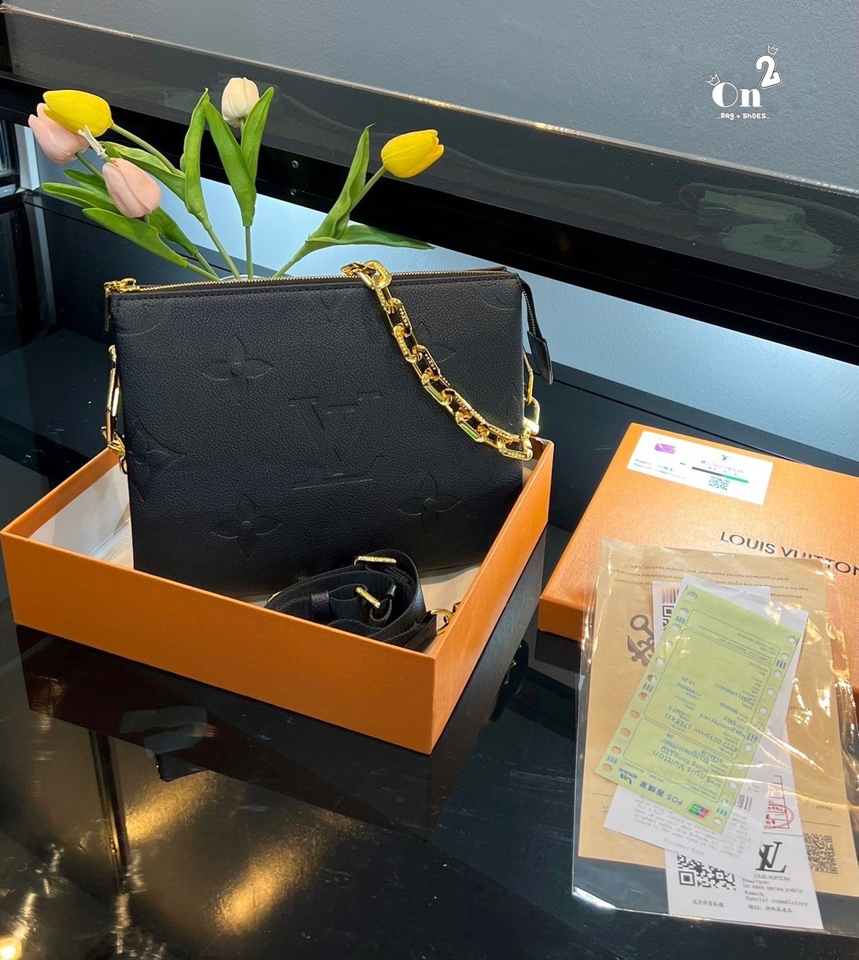 LV HANDLE POUCH MONOGRAM / LV Coussin PM Bag กระเป๋าสะพายกึ่งคลัชท์ สุดล้ำ มาแรงมาก ด้วยความสวยปังตั้งแต่แรกเห็น วัสดุหนังแกะสังเคราะห์ปั๊มลายสวยคม มาพร้อมสาย 2 เส้น เลิศๆ มีสายโซ่ที่มีดีเทลละเอียดไม่ซ้ำ และสายสปอร์ตครอสบอดี้ ที่จะคล้องไว้ทั้งสองเส้นก็ดีง