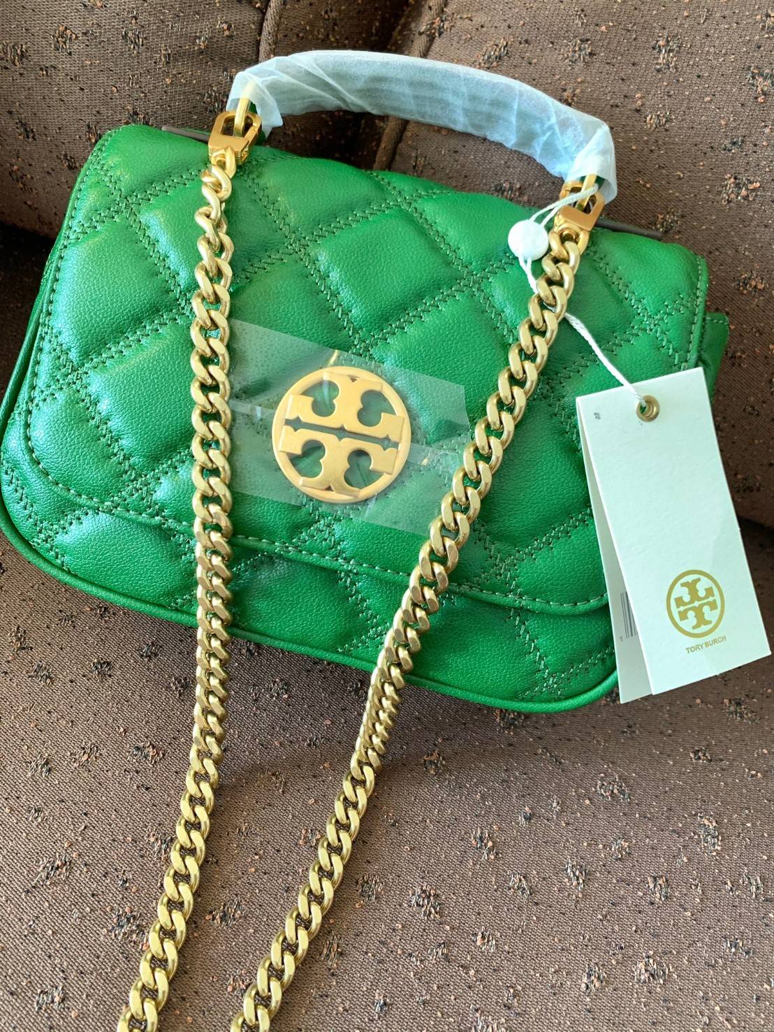 Tory Burch Willa Mini Top Handle Bag พร้อมส่งที่ไทย ใบจริงคือสวยสุดดไปเลยค่าา! กระเป๋าสะพายข้างหรือหิ้วก็เก๋ไปอีกเลยค่ะ! หนังแท้อย่างดี ลายนวมนิ่มมือดีมากค่ะ ด้านหน้ามีอะไหล่โลโก้แบรนด์ เปิดปิดกระเป๋าแบบกระดุมแม่เหล็ก ภายในสามารถใส่กระเป๋าเงินใบกลางได้;มื