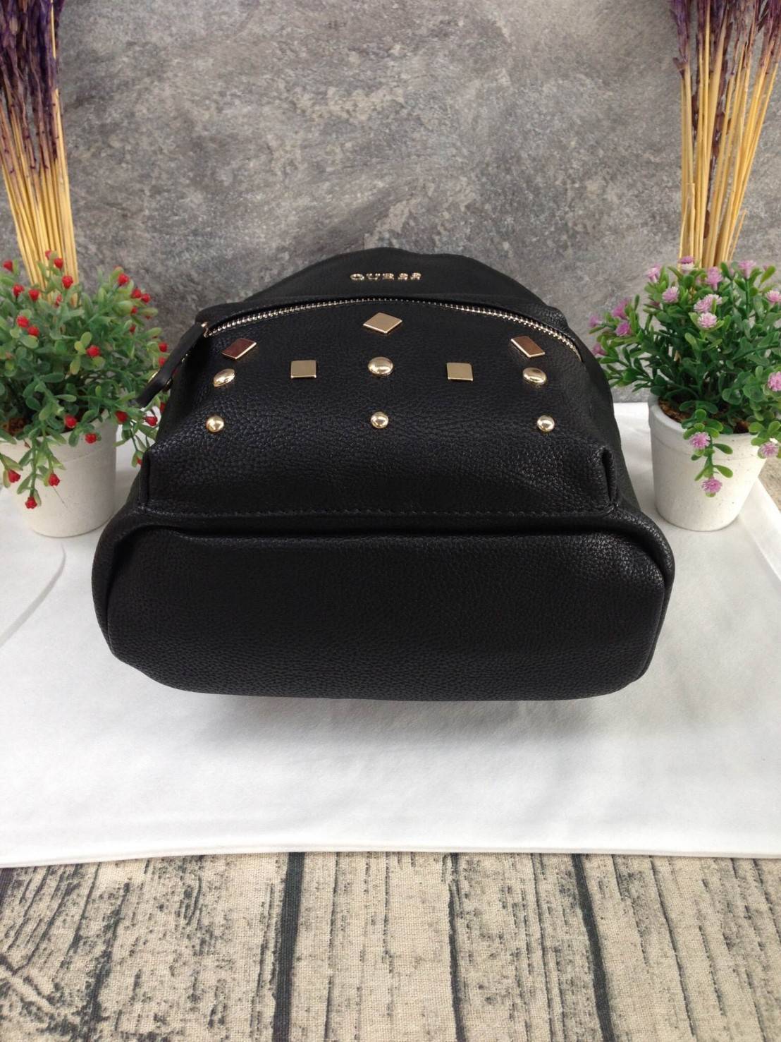 GUESS CANSON BACKPACK ของแท้❗️กระเป๋าเป้หนังเนื้อนิ่มสัมผัสคล้ายหนังแท้ ด้านหน้าแต่งหมุดกิ๊ปเก๋ เปิดปิดด้วยซิปสะดวกใช้ ด้านในบุผ้าแบรนด์ มีช่องใส่ซิปและช่องใส่ของจุกจิก ขนาดกำลังดีค่ะ น้ำหนักเบา สีสวย สายสะพายปรับได้ฟรีเลยค่าใบนี้ แนะนำมากๆค่า