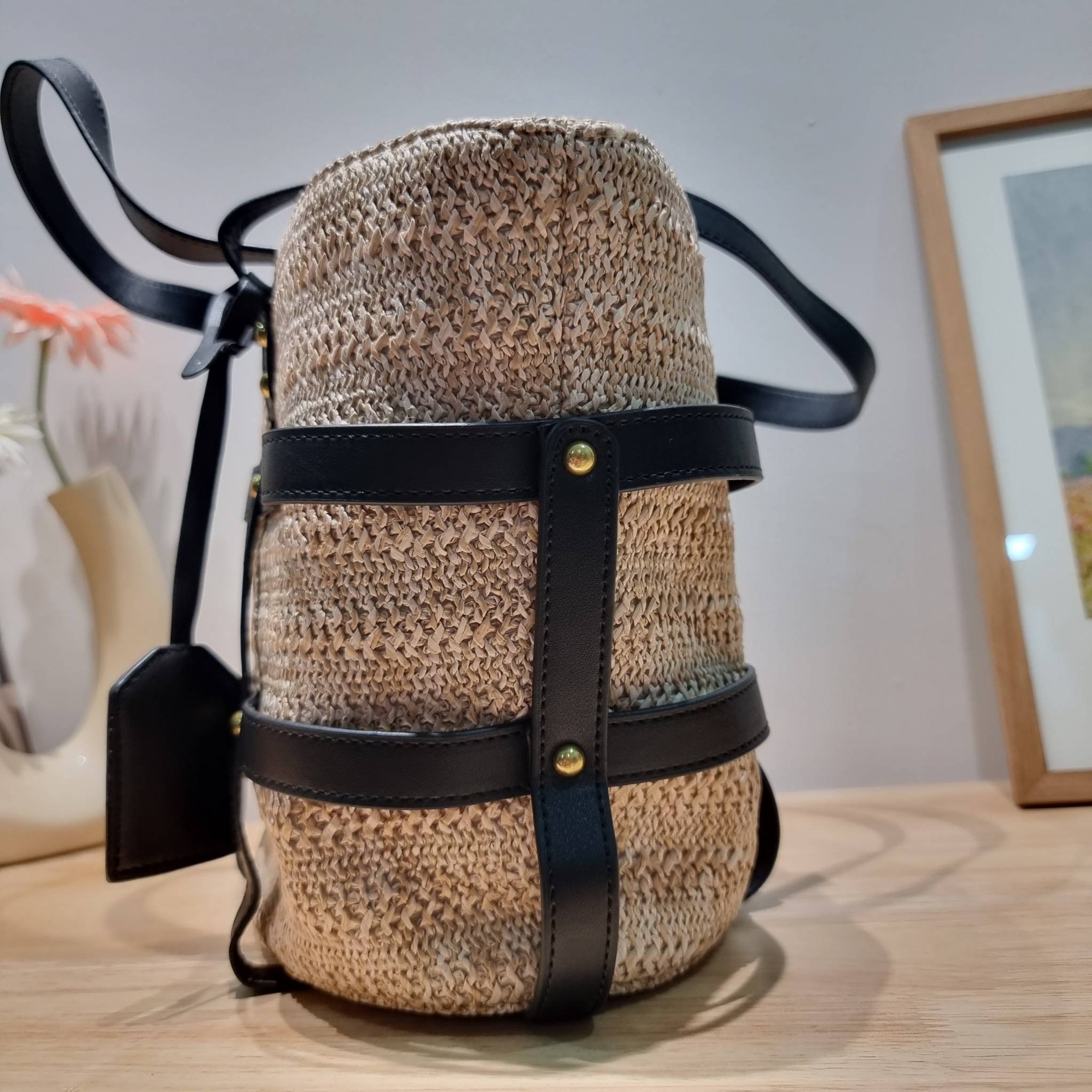 YSL PANIER STUDDED LEATHER TRIMMED WOVEN RAFFIA สวยไม่ซ้ำใคร ใหม่ที่สุด กับกระเป๋าสะพายสานทรงยูนีค ที่เติมดีเทลความหรูด้วยสายหนังคาดตกแต่ง ดูแพงไปอีก