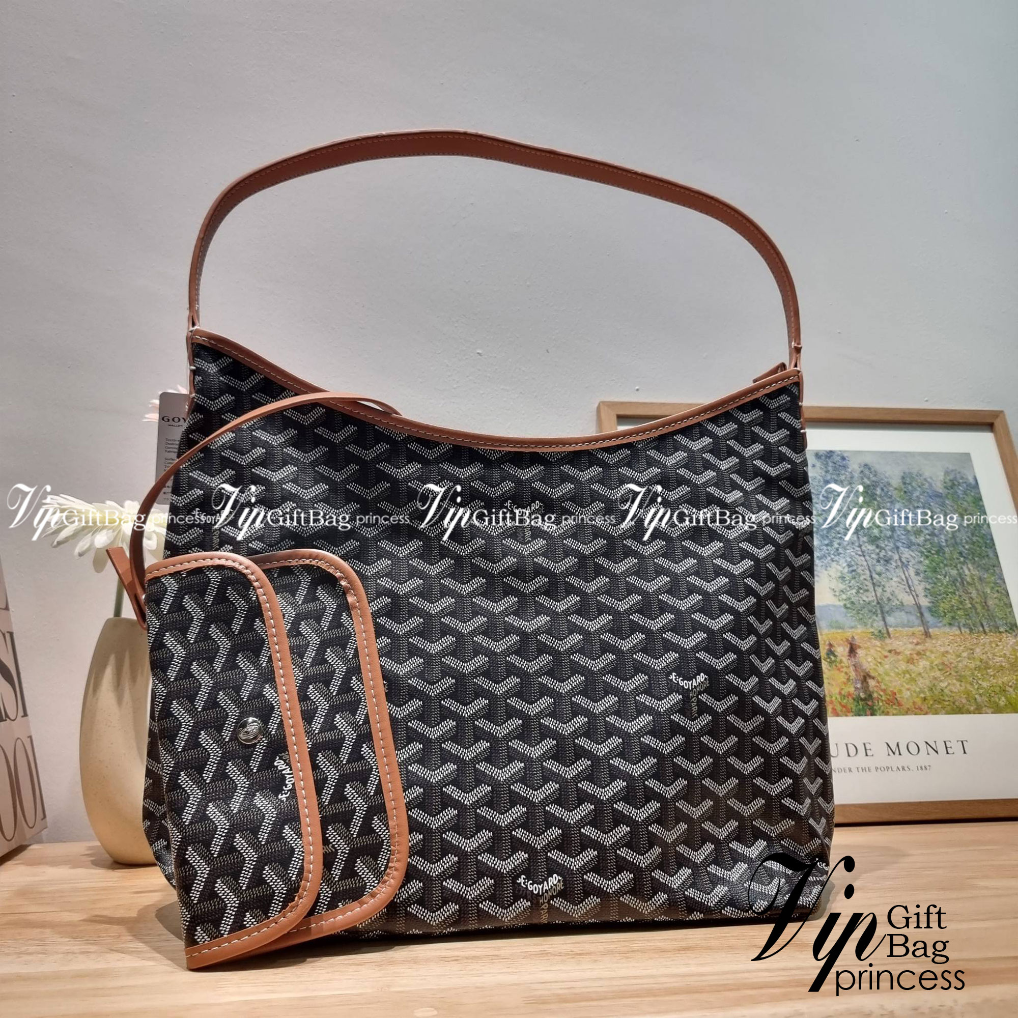 GOYARD BOHEME HOBO BAG / GOYARD HOBO กระเป๋าสะพายทรงโฮโบ ใบใหญ่จุใจ!! มาครบสีขายดี เลิศทุกสี รูปทรงคลาสสิค ดีไซน์เป็นเอกลักษณ์ วัสดุหนังแคนวาสพิมพ์ลายสวยคม ปากกระเป๋ามีซิปเปิด-ปิดกันของหล่นได้ ภายในโล่งกว้างมาก มาพร้อมสายคล้องในตัว ทนทาน สะพายสวยๆได้ทุกวั