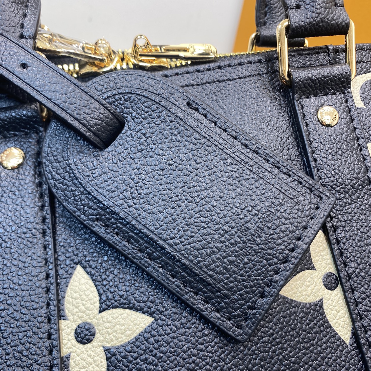 TOP ORI หนังแท้ | LV Keepall Bandoulière 45 bag กระเป๋าสะพายใบใหญ่ หนัง Empreinte ลาย Monogram Flower และสัญลักษณ์ LV ขนาดโอเวอร์ไซส์โทนสีอ่อน หนังโทนสีกลมกลืนกันแมตช์กับฮาร์ดแวร์สีทองบริเวณแถบด้านข้าง