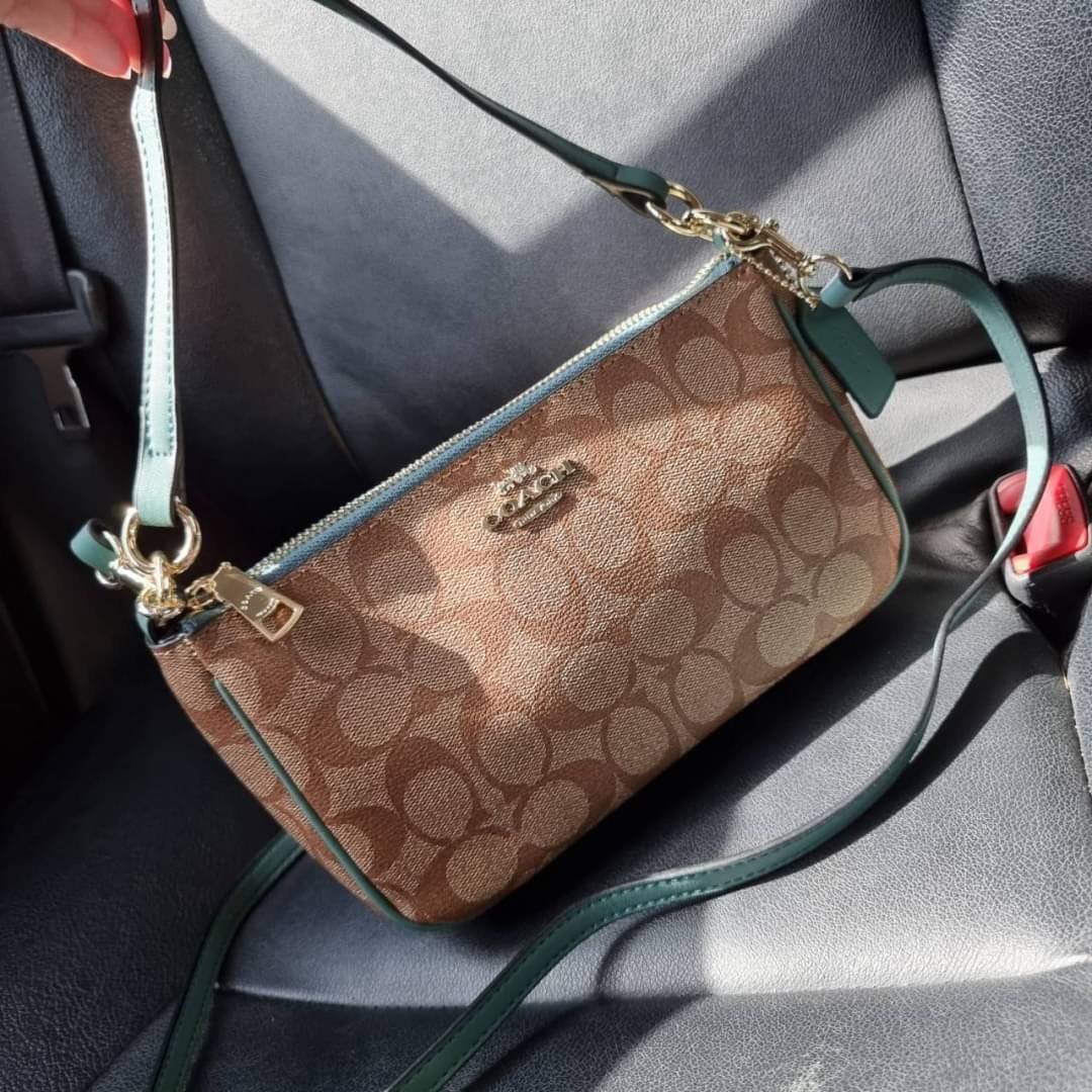 COACH F58321 TOP HANDLE POUCH อีกรุ่นฆ่าไม่ตาย!! 😎 ขายดีขายหมด ขายรวยขายปังๆ!! กระเป๋าพอชจากโค้ช ทรงใช้งานง่าย สะดวก กะทัดรัด วัสดุหนังแคนวาสเคลือบคุณภาพดี มาพร้อมสายคล้องในตัว และสายสะพาย crossbody ปรับเปลี่ยนได้ตามสไตล์ อีกหนึ่งไอเท็มที่สาวๆต้อง