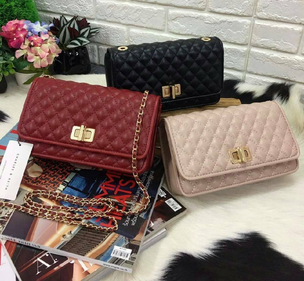 Charles&kieth quilted chain strap bag กระเป๋าขนาดมินิคลัช หนังPU เย็บตารางนูนทั้งใบ ด้านหน้าเปิด/ปิด แบบตัวบิดหมุน ด้านหลังมีโลโก้แบรนด์นูน ภายใน มีช่องใหญ่ ประกอบด้วย ช่องซิป ช่องการ์ด และมีช่องย่อย ใส่ของได้จุคุ้มสุด ๆ พกพาสะพายได้ทุกวัน น้ำหนักเบา จะสะ