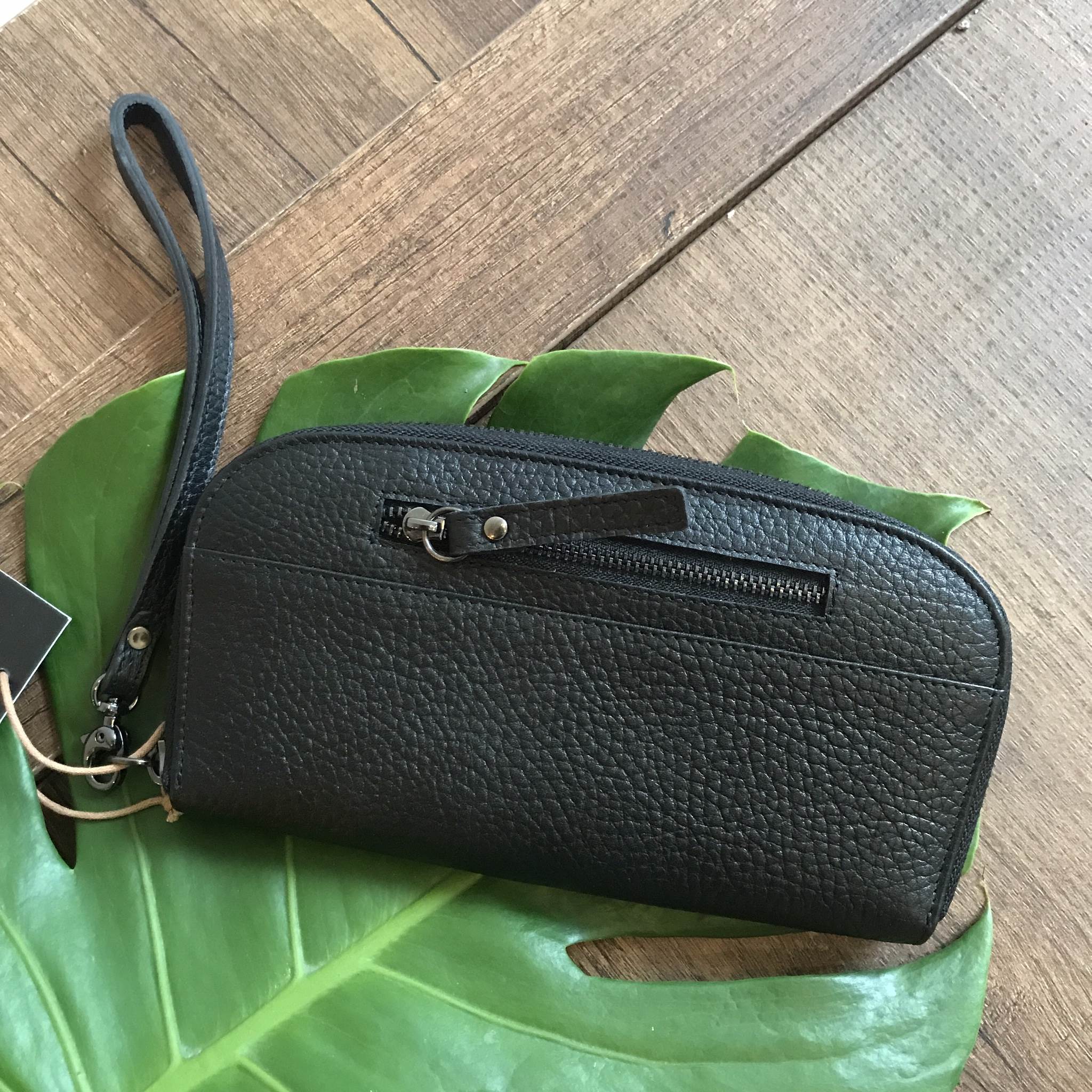 New Arrival !!!! กระเป๋าสตางค์ ทรงยาว แบบ ซิปรอบ 2 พับหนังวัวแท้นิ่มมือ จากแบรนด์ KEEP •Gissy zipper • กระเป๋าสตางค์ทรงยาว หนังวัวแท้ซิปรอบ แบบมีสายคล้องแขน ใบนี้ ใช้แล้วดีแน่นอนค๊า 🤑🤑 ตามหลัก โหราศาสตร์ กันเงินออก เก็บเงินอยู่แน่นอนค๊า ขน