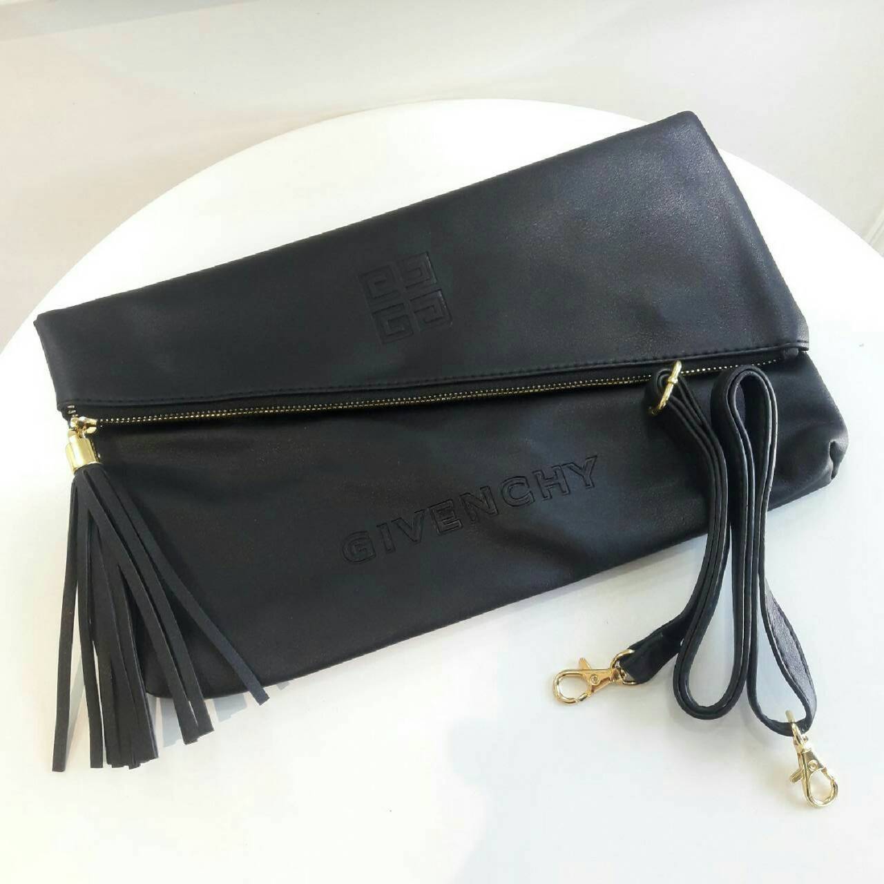 Restock!! GIVENCHY ENVELOPE CLUTCH BAG คลัชหนัง pu ดีไซน์สะดุดตา มีพู่ห้อยซิบเฉียง ซับในทั้งใบสายยาวปรับระดับได้ เปิดปิดด้วยกระดุม ด้านในจุของได้เยอะ แถมมีช่องซิปอีกหนึ่งช่องคะ สายถอดเป็นคลัชถือออกงานได้ สวยๆเก๋ๆมาก รีบจัดเลยค้า