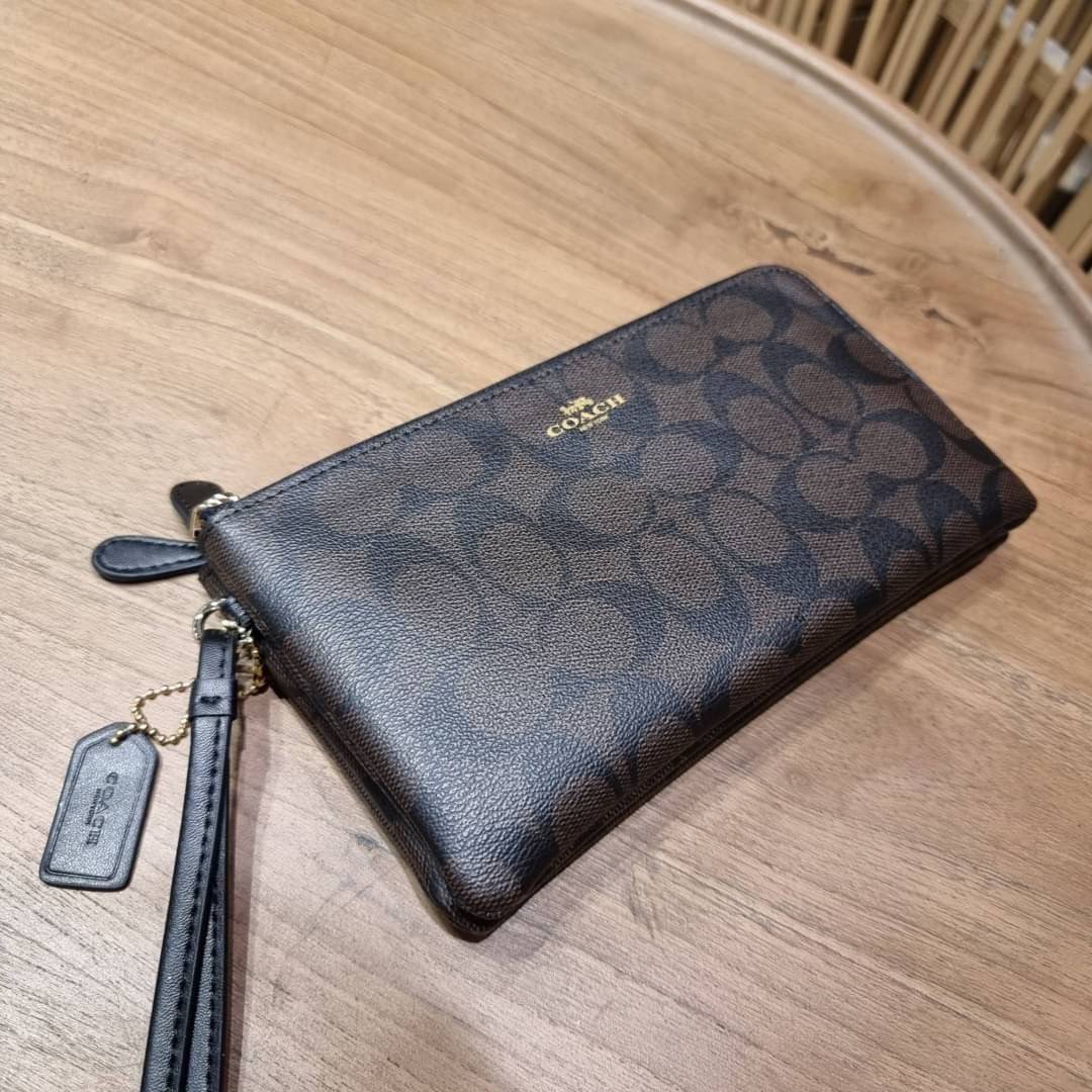 COACH F54057 DOUBLE ZIP WALLET IN SIGNATURE กระเป๋าคล้องมือ size L ใบนี้ใส่มือถือได้ทุกรุ่น ขนาดกำลังดี พกพาสะดวกมากๆ วัสดุหนังสังเคราะห์ ภายในเป็นผ้าสีสวยคม ใส่ธนบัตร ใส่บัตรได้เยอะ ใส่มือถือได้สบายๆทุกรุ่น ตอบโจทย์สาวๆที่ไม่ชอบพกเยอะวุ่นวายจ้า ใบนี้เอาอ