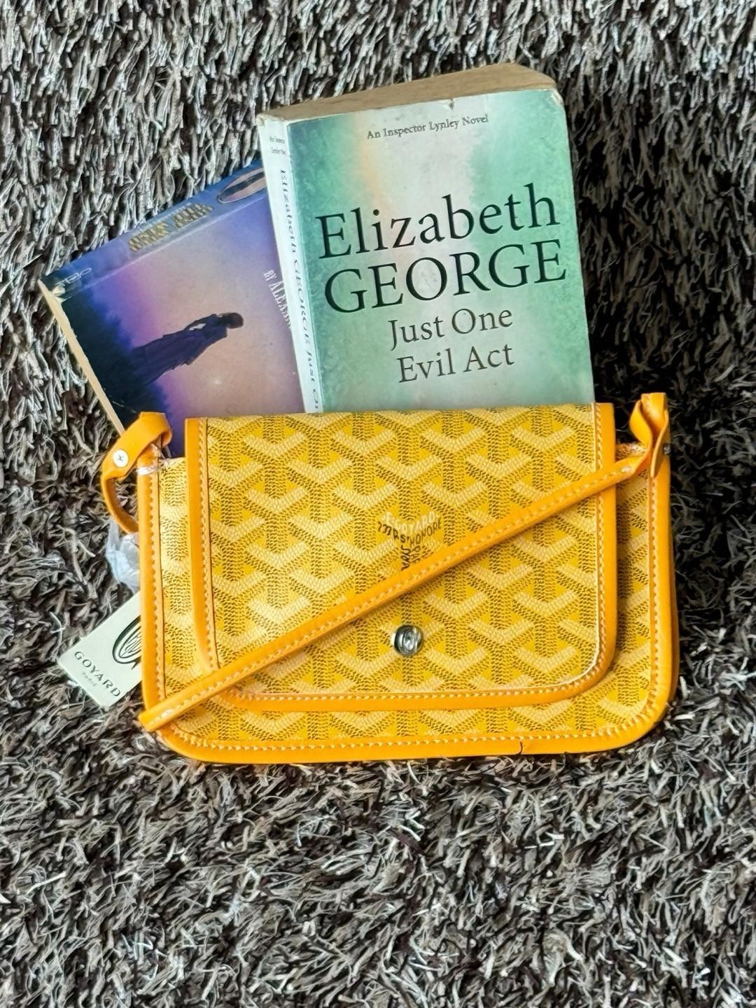 Goyard Plumet Rocket Wallet กระเป๋าสะพายใบเล็กกะทัดรัด ดีไซน์กระเป๋าสตางค์ มีช่องเพียงพอสำหรับใส่ธนบัตร เงินสด เอกสารต่าง ๆ