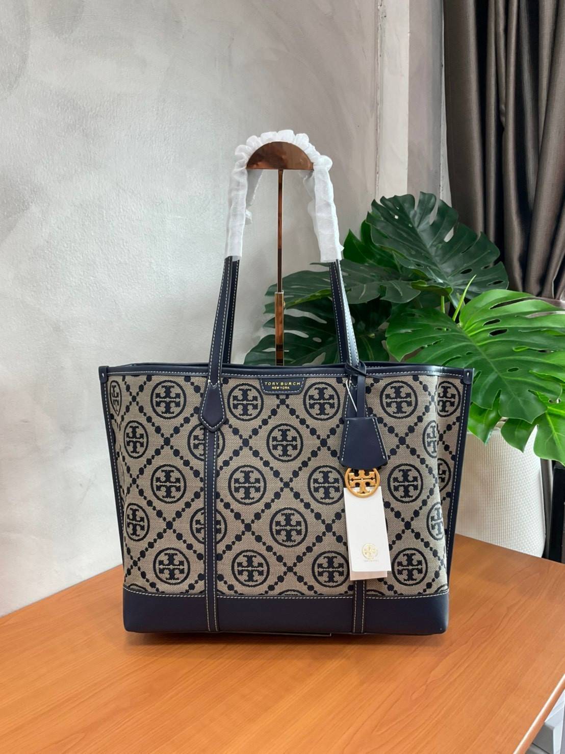 TORY BURCH T MONOGRAM TRIPLE - COMPARTMENT TOTE กระเป๋า/สะพายไหล่ทรง SHOPPING BAG วัสดุผ้าผ้าแคสวาสปักลายสัญลักษณ์แบรนด์ ตั้งอยู่ทรง สวยหรู ดูแพง จุของได้เยอะมาก ภายในแยกเป็น 2 ช่องหลัก 1 ช่องซิปตรงกลาง แบ่งเป็นสัดส่วนใช้งาน